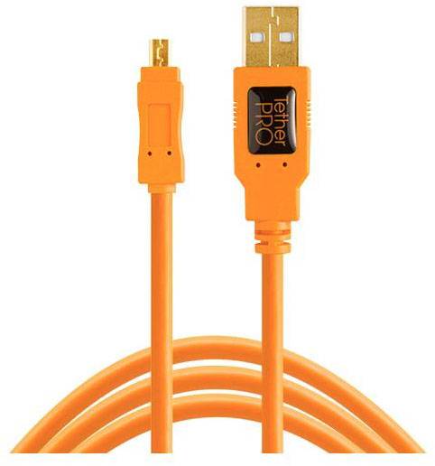 Ein orangefarbenes USB-Kabel mit Micro-USB und USB-A Anschlüssen, verwendet für Datenübertragung und Ladezwecke.
