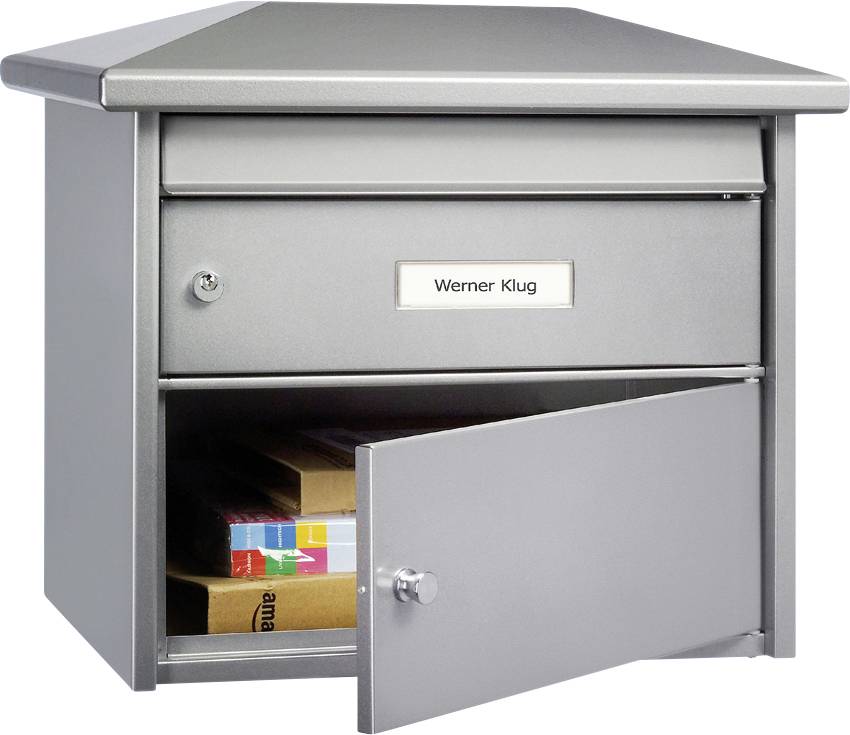 Ein silberner Briefkasten mit zwei Fächern. Im unteren Fach sind Pakete sichtbar. Der Name 'Werner Klug' steht auf einem Schild.