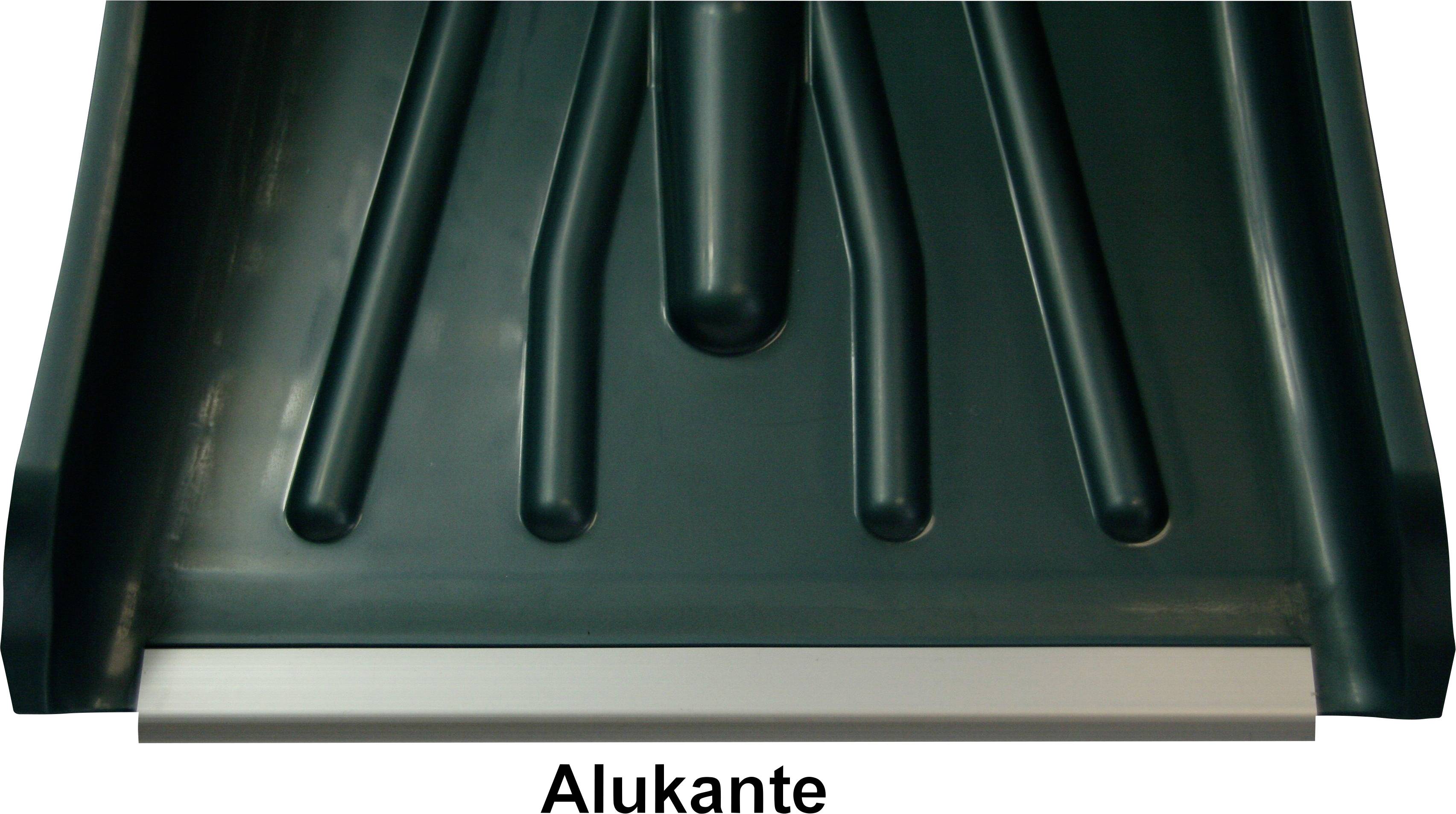 Nahaufnahme eines dunkel lackierten Blechs mit erhabenen Mustern und einer glänzenden Aluminiumkante am unteren Ende. Text: Alukante.
