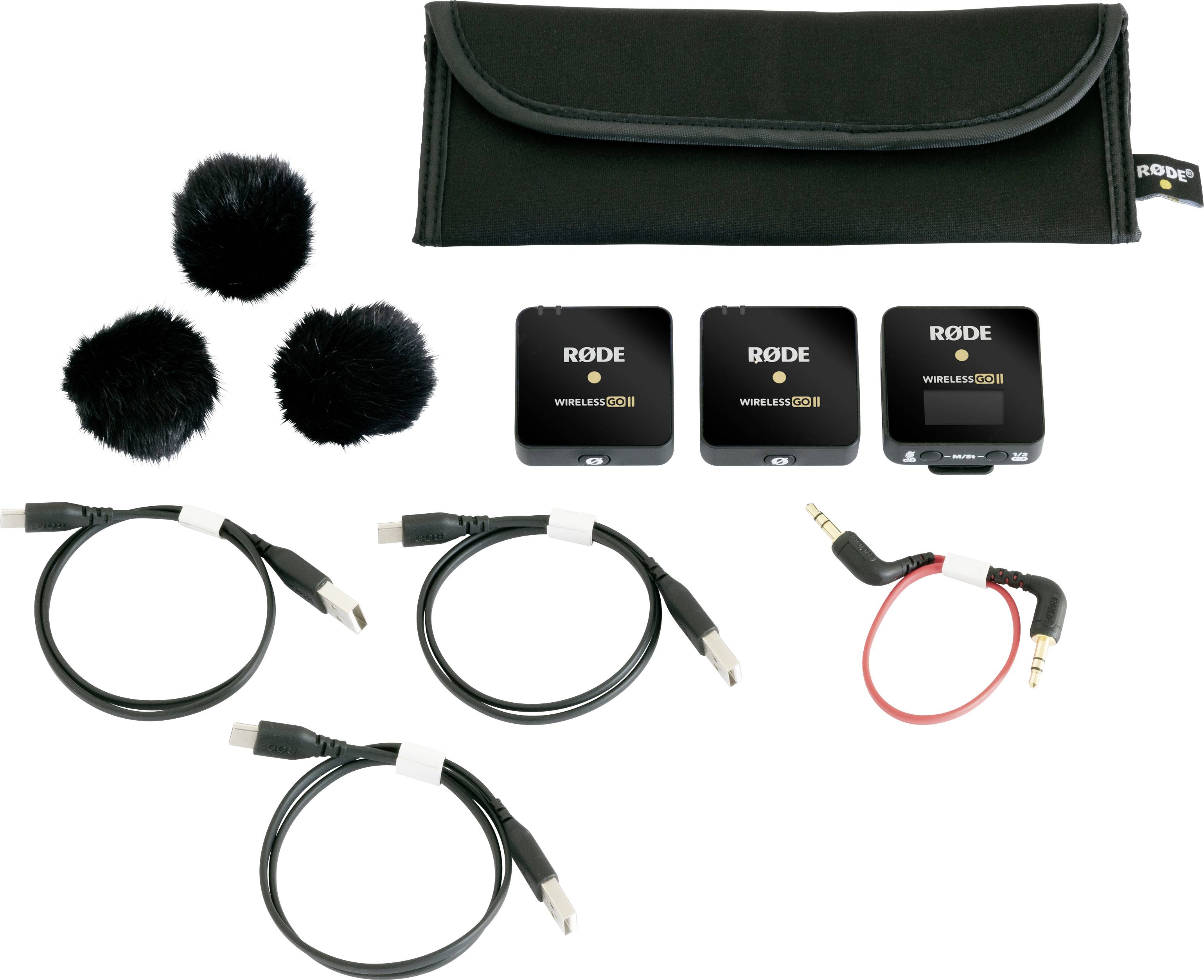 Draufsicht auf ein RODE Wireless-Mikrofon-Set mit drei Sendern, drei Kabeln, zwei Windschutzaufsätzen und einer Tragetasche.