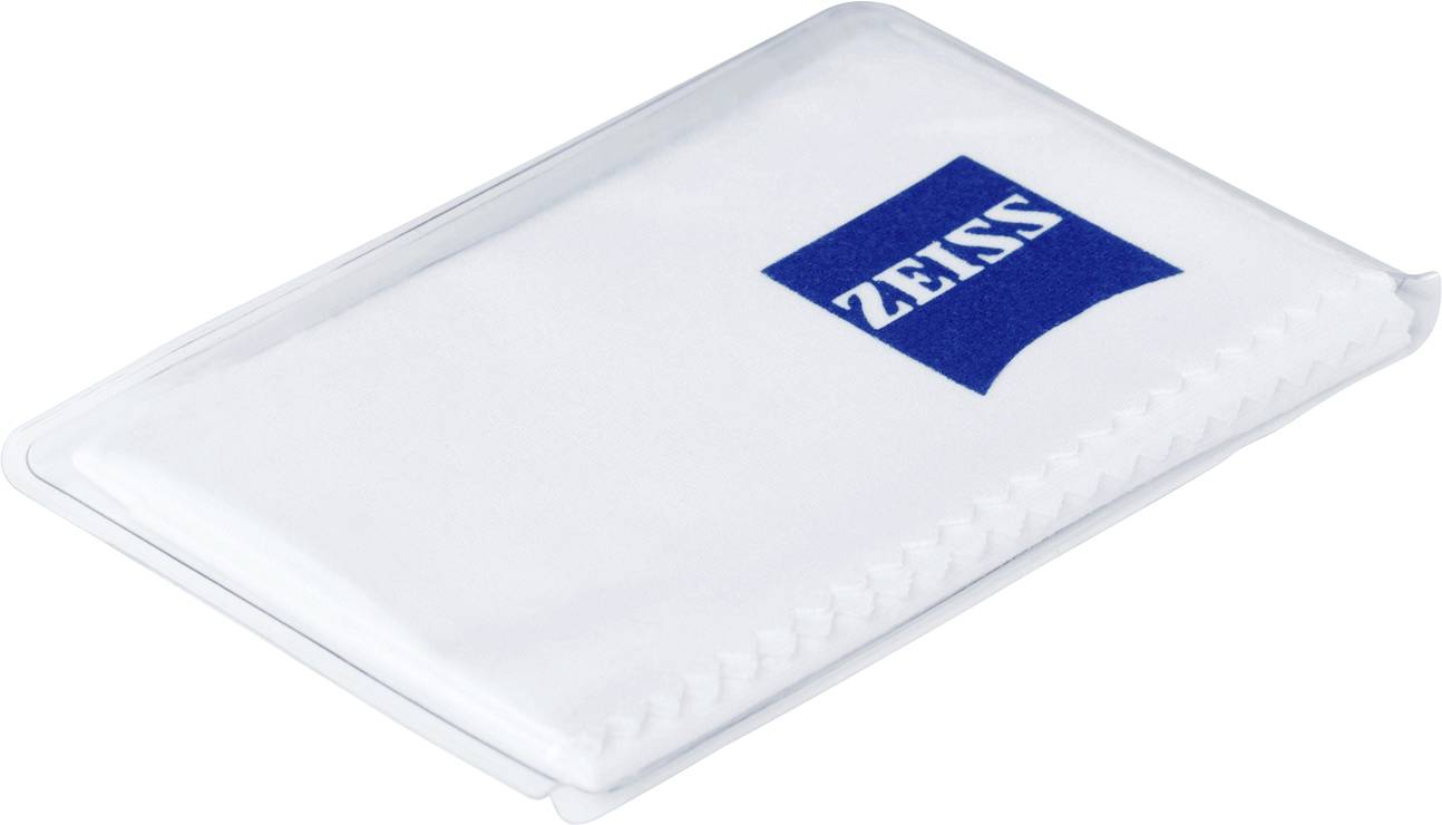 Verpacktes weißes Reinigungstuch mit blauem Logo der Marke 'ZEISS'.
