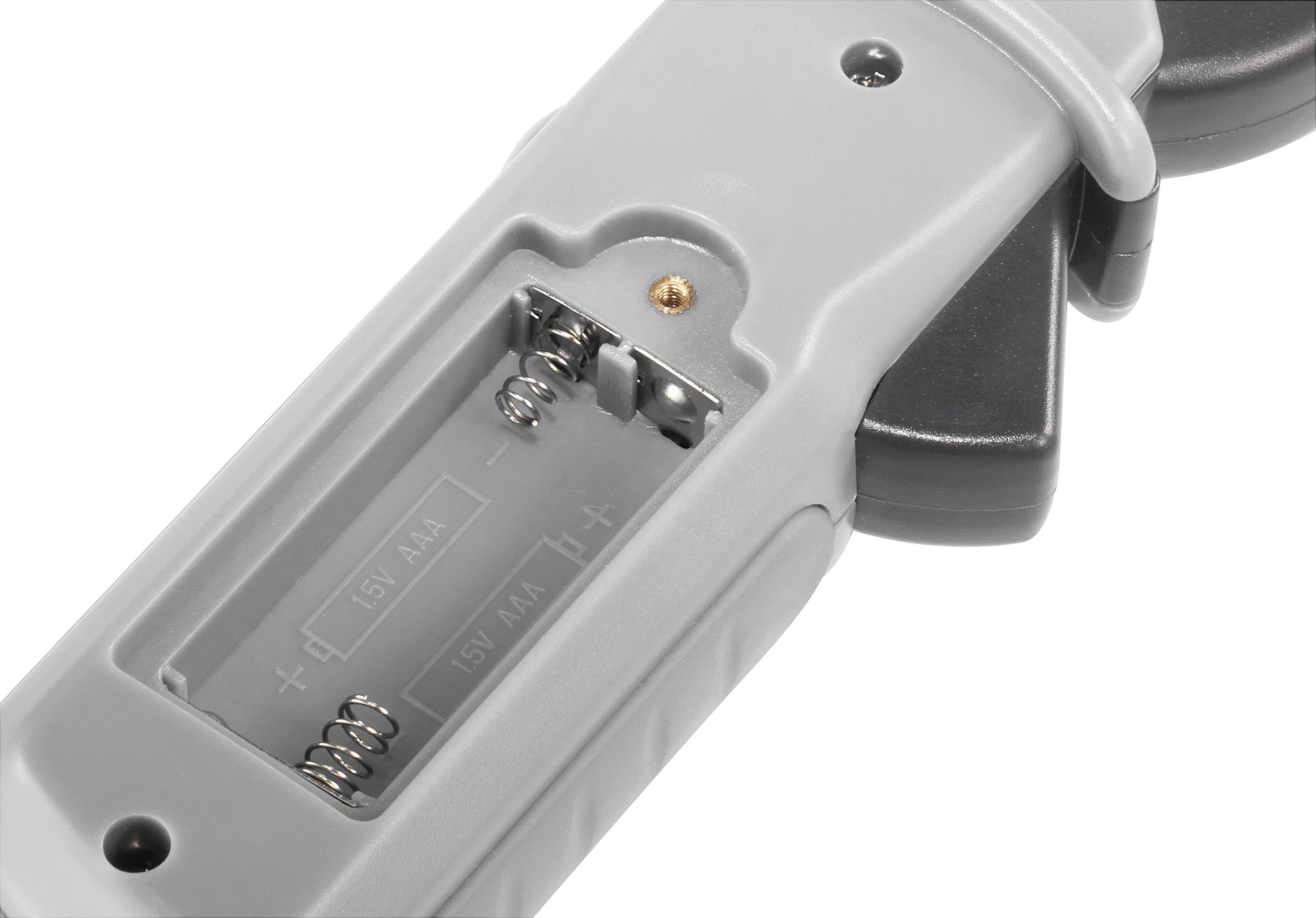 Geöffnetes Batteriefach einer Fernbedienung mit Platz für zwei AA-Batterien, leere Federkontakte sichtbar.