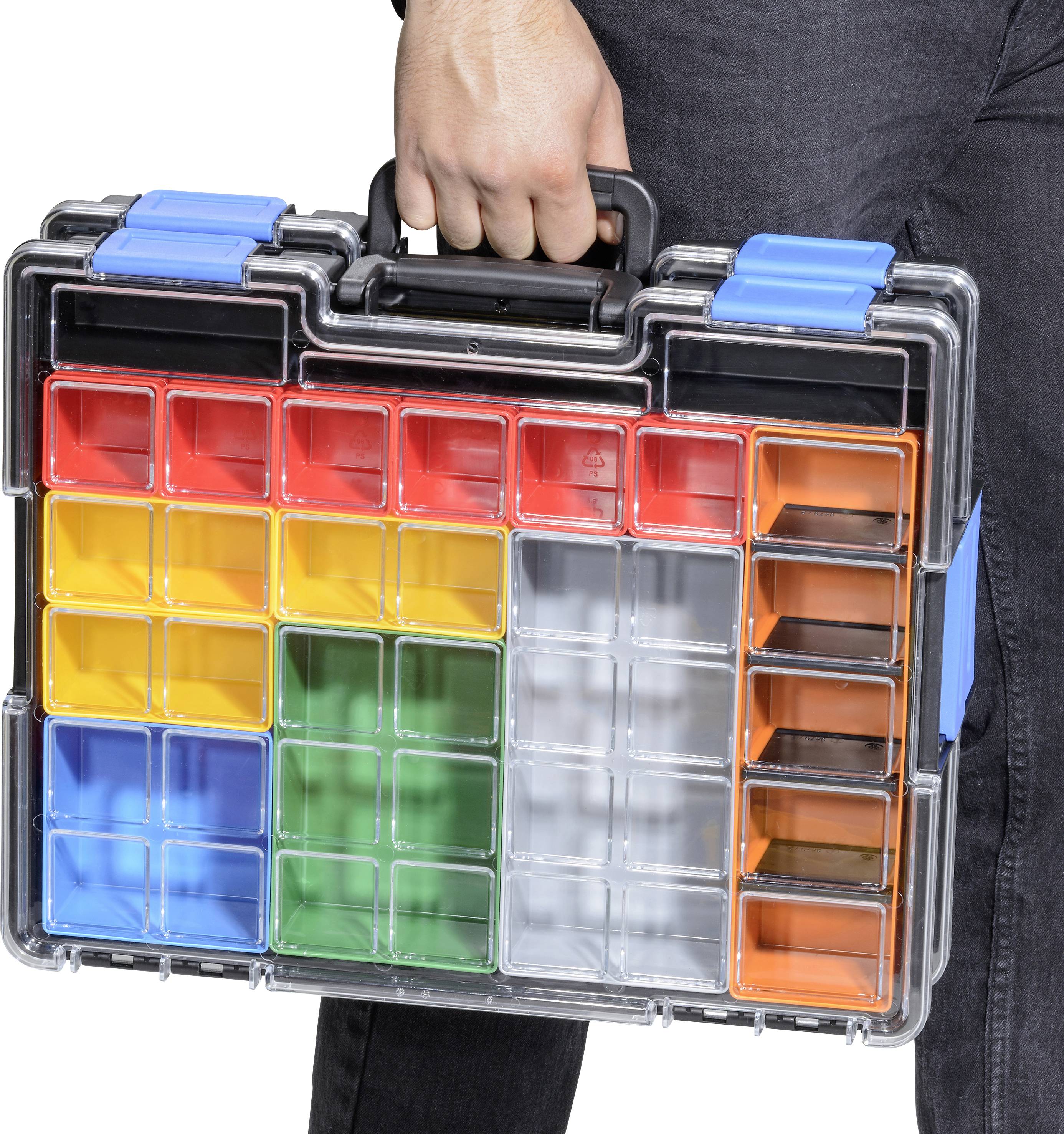 Eine Person hält einen transparenten Organizer-Koffer mit farbigen Fächern, die Rot, Grün, Blau, Gelb und Orange sortierte Gegenstände enthalten.