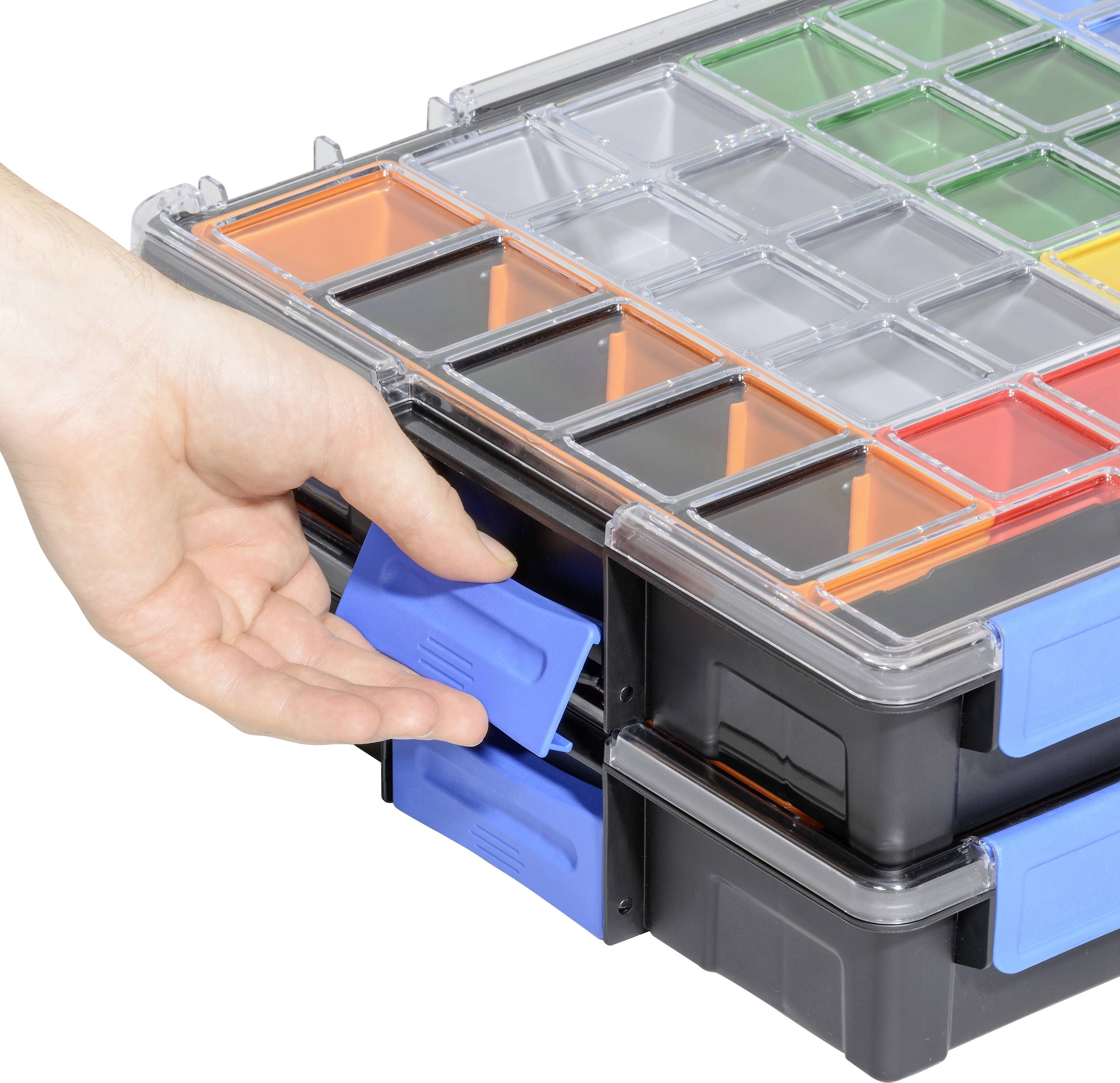 Ein Stapel Kunststoff-Aufbewahrungsboxen mit offenen Fächern, in denen bunte Schubladen organisiert sind. Eine Hand zieht eine blaue Schublade heraus.