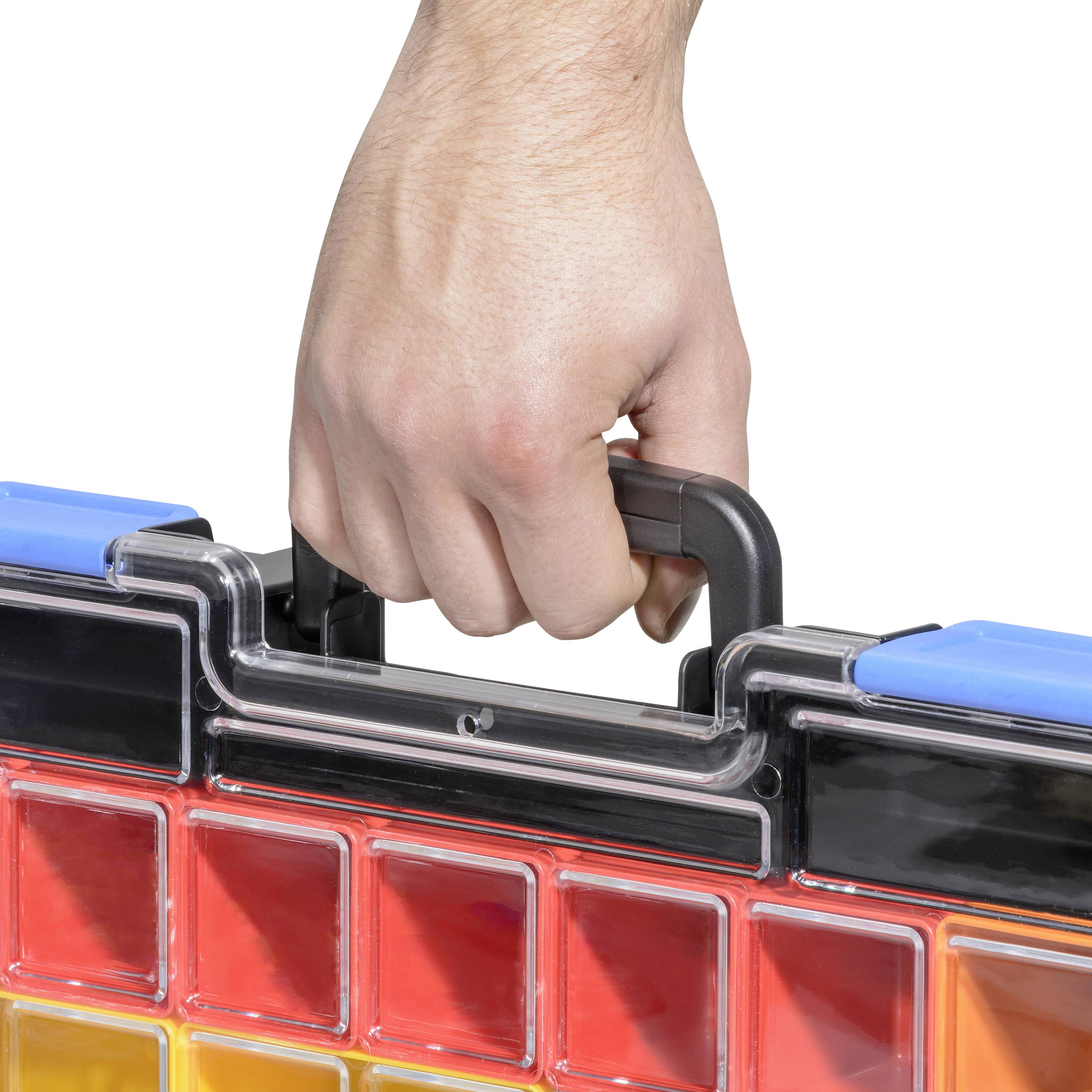 Eine Hand hält den Griff eines Werkzeugkastens mit bunten Fächern.