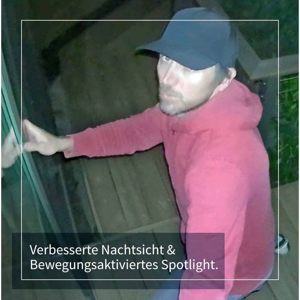 Eine Person in rotem Hoodie und Basecap steht nachts vor einer Glastür. Text: 'Verbesserte Nachtsicht & Bewegungsaktiviertes Spotlight.'