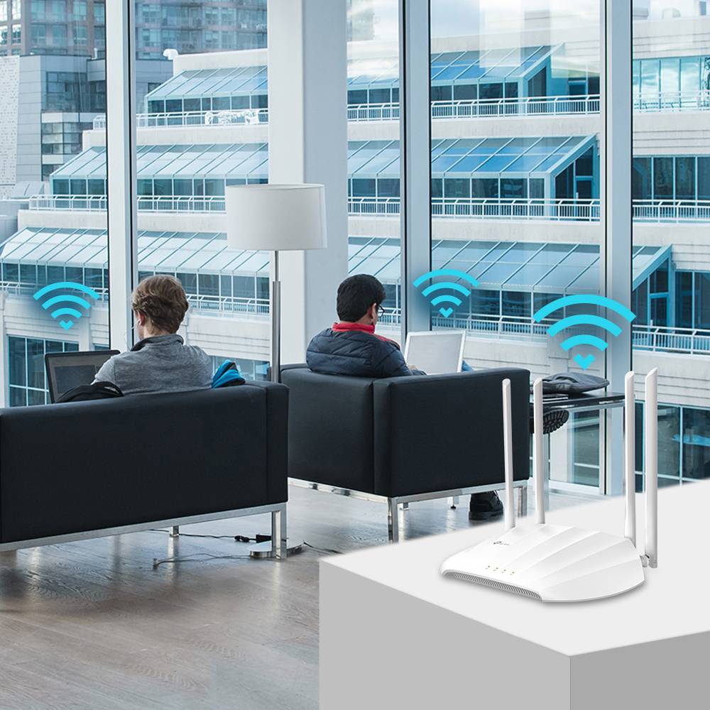 Zwei Personen mit Laptops, verbunden über WLAN-Signale in einem modernen Büro; im Vordergrund ein Router, Signalstärke iconisch dargestellt.