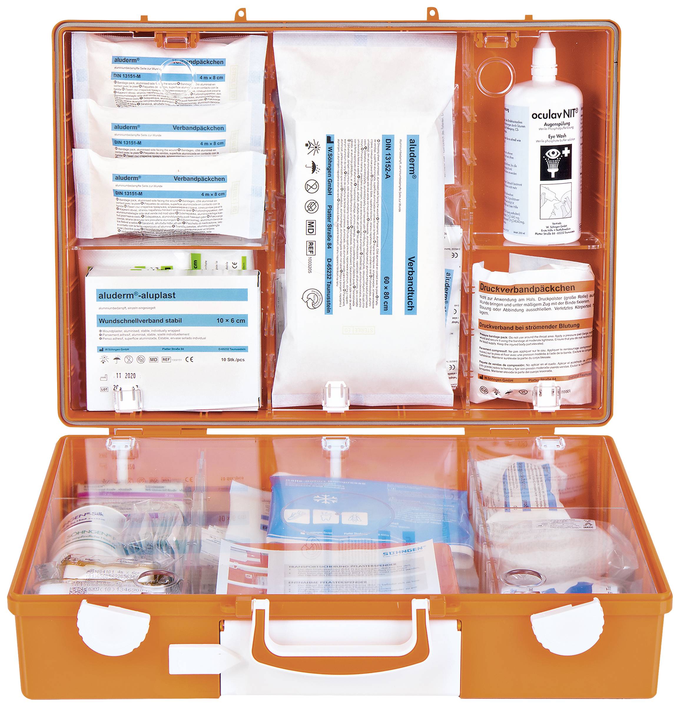 Ein Erste-Hilfe-Kasten mit Pflastern, Bandagen, Heftpflastern, Flasche und Notfallzubehör, geöffnet zur Ansicht des Inhalts.
