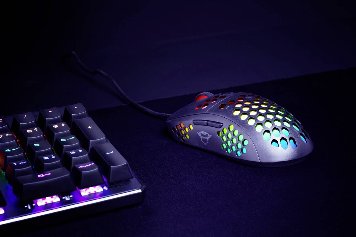 Trust GXT960 graphin lightweight Maus USB Schwarz 6 Tasten 200 dpi, 10000 dpi Beleuchtet