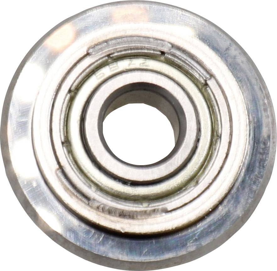 Ein metallisches Kugellager mit sichtbaren Ringen und einer Öffnung in der Mitte, vor einem weißen Hintergrund.