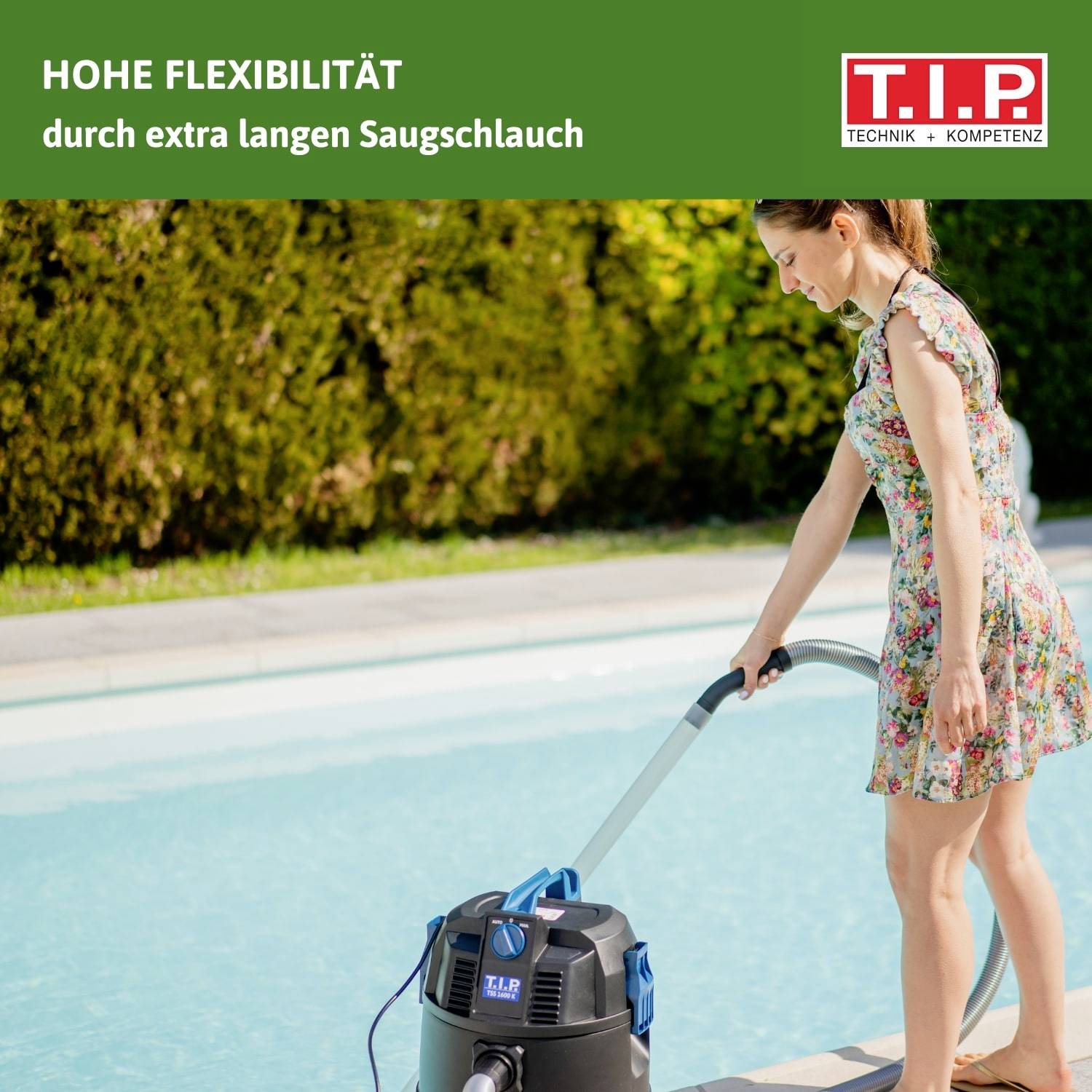 Eine Person verwendet einen Staubsauger mit einem extra langen Saugschlauch im Garten. Text: 'Hohe Flexibilität durch extra langen Saugschlauch'.