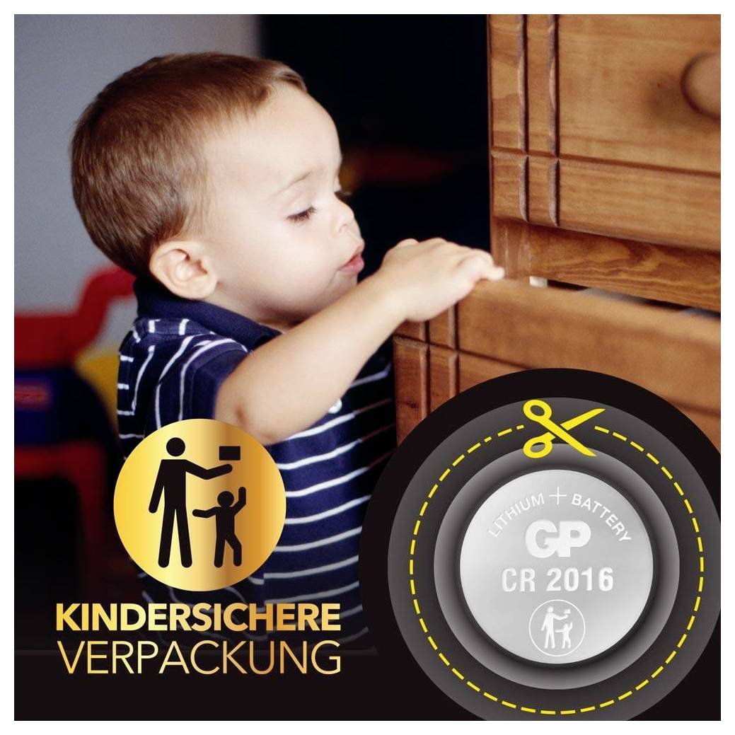 Kleinkind versucht, eine kindersichere Verpackung zu öffnen; Symbol für Knopfzellenbatterie CR2016 mit Hinweis auf Kindersicherheit.