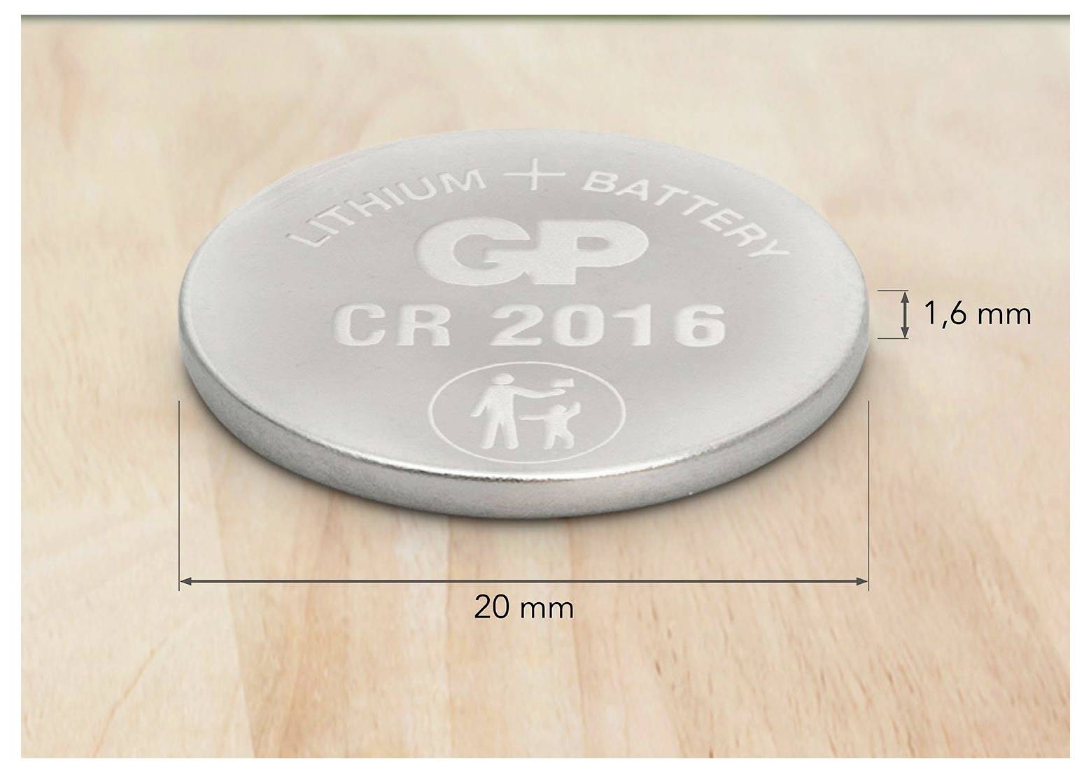 Flache Lithium-Knopfzelle CP CR 2016 auf Holzuntergrund, mit Maßangaben: 20 mm Durchmesser und 1,6 mm Höhe.