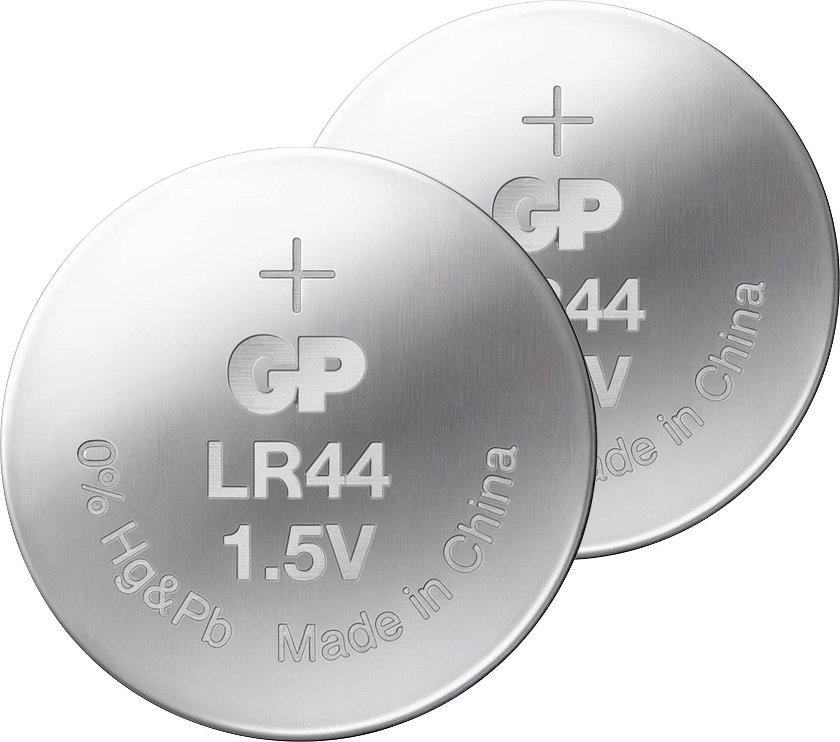 Zwei silberne Knopfzellen-Batterien mit Aufdruck 'GP LR44 1.5V', eine vorne und eine dahinter, auf weißem Hintergrund.