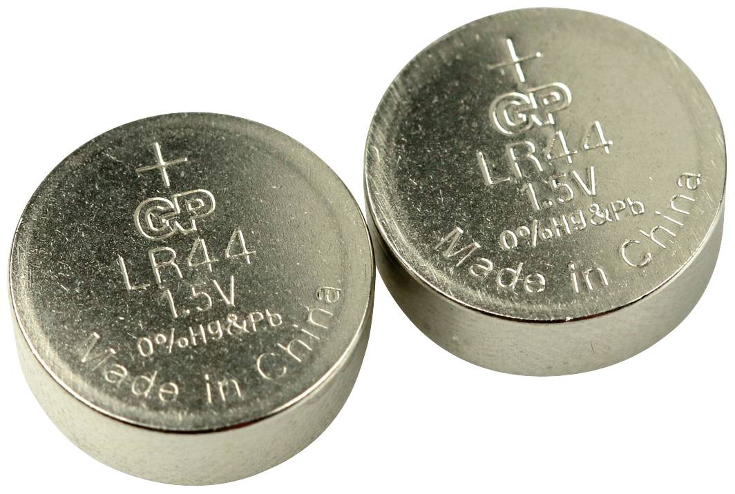 Zwei silberne Knopfzellen-Batterien mit der Aufschrift 'GP LR44 1.5V, 0%Hg & Pb, Made in China'.