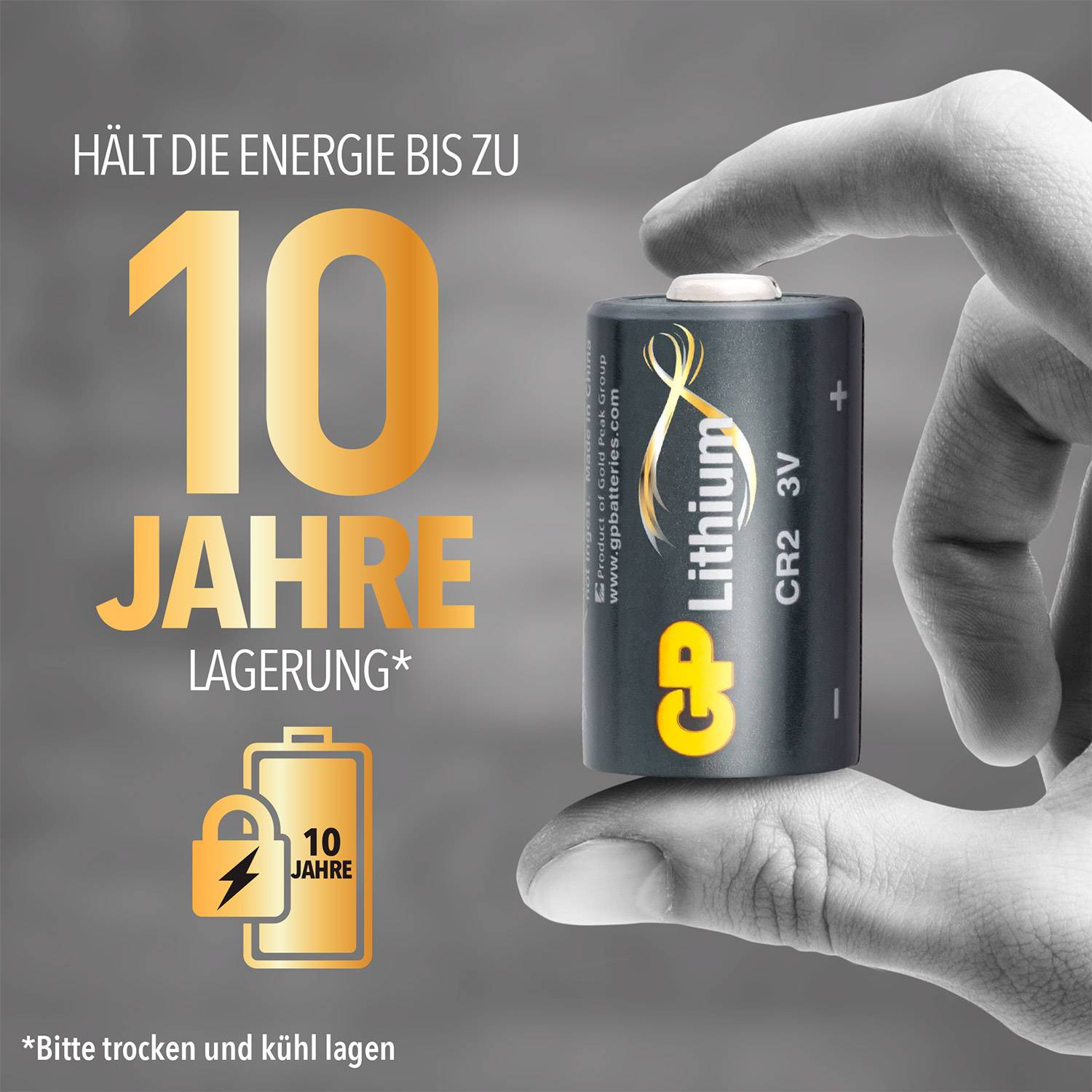 Hand hält GP Lithium CR2 Batterie. Text: Hält die Energie bis zu 10 Jahre Lagerung. Symbol einer Batterie mit Schloss.