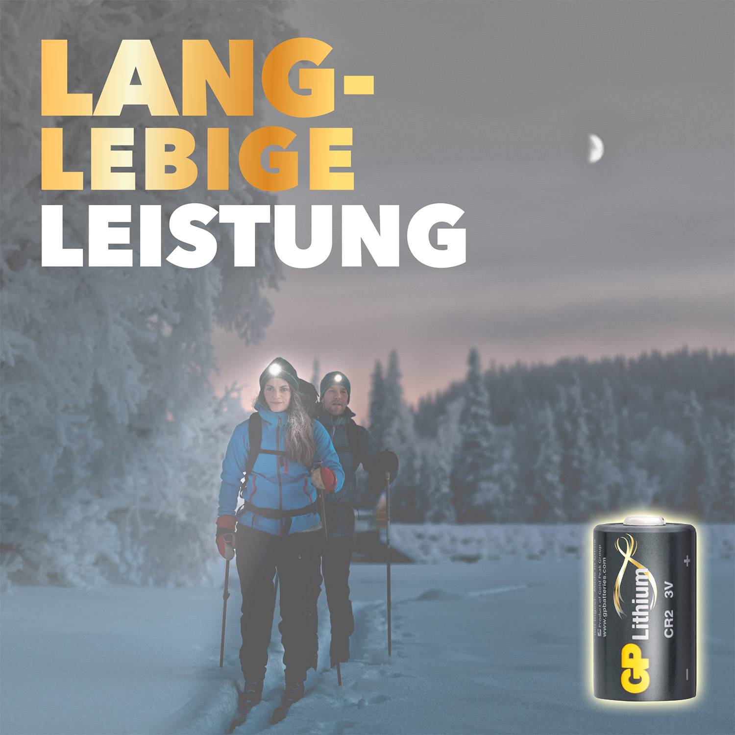Zwei Personen wandern im Schnee bei Dämmerung. Text: 'Lang-lebige Leistung'. Bild einer GP-Lithium-Batterie unten rechts.