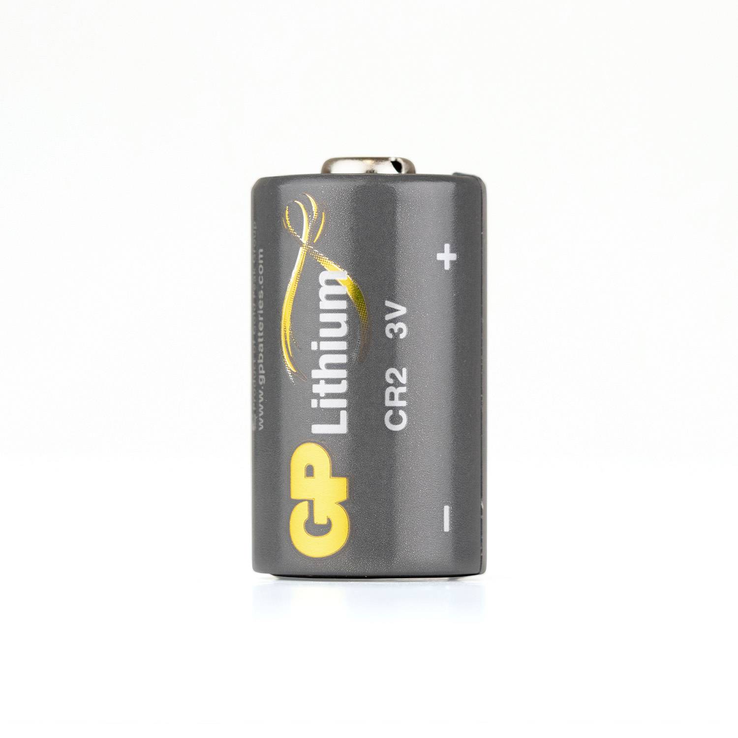 Lithiumbatterie der Marke GP, Typ CR2, 3 Volt, stehend auf heller Oberfläche.