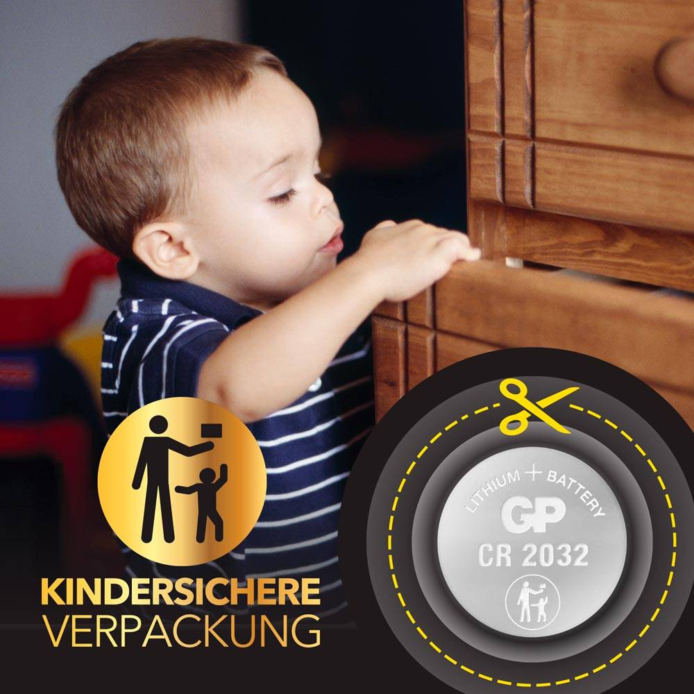 Kleinkind versucht, eine Schublade zu öffnen. Text: 'Kindersichere Verpackung' und eine Batterie der Marke 'GP CR2032' unten rechts.