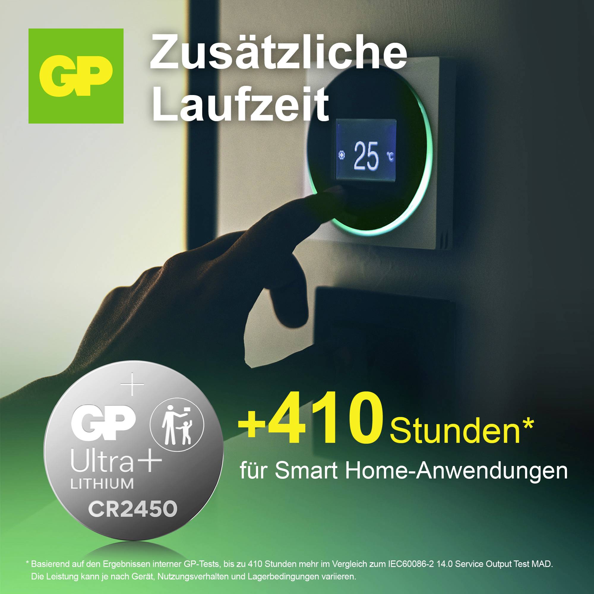 Werbung für GP Ultra+ CR2450 Lithium: Zusätzliche Laufzeit von +410 Stunden* für Smart-Home-Anwendungen, gezeigt mit einem Handgriff am Thermostat.