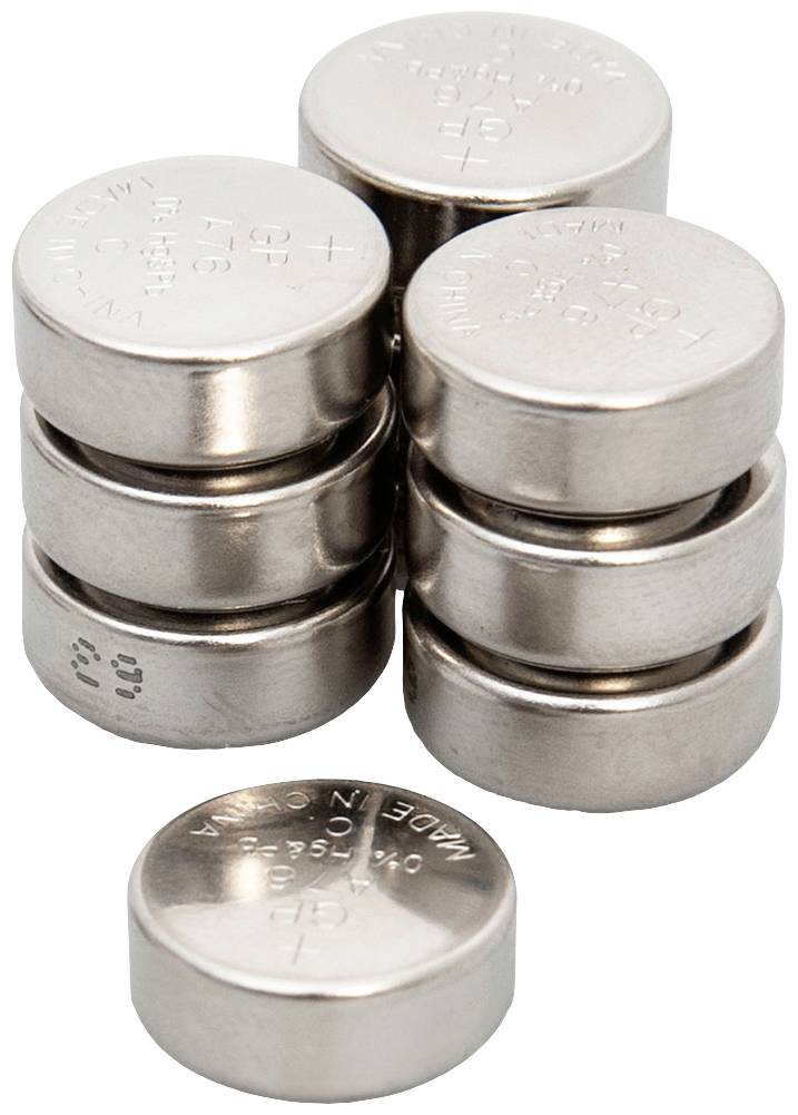 Stapel von silbernen Knopfzellenbatterien, einige stehend, andere liegend.