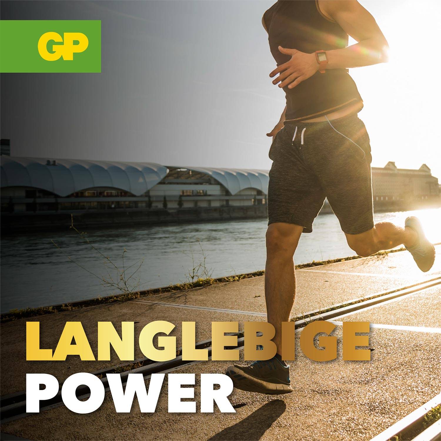 Eine Person joggt am Flussufer im Sonnenlicht. Der Text auf dem Bild lautet 'Langlebige Power'.