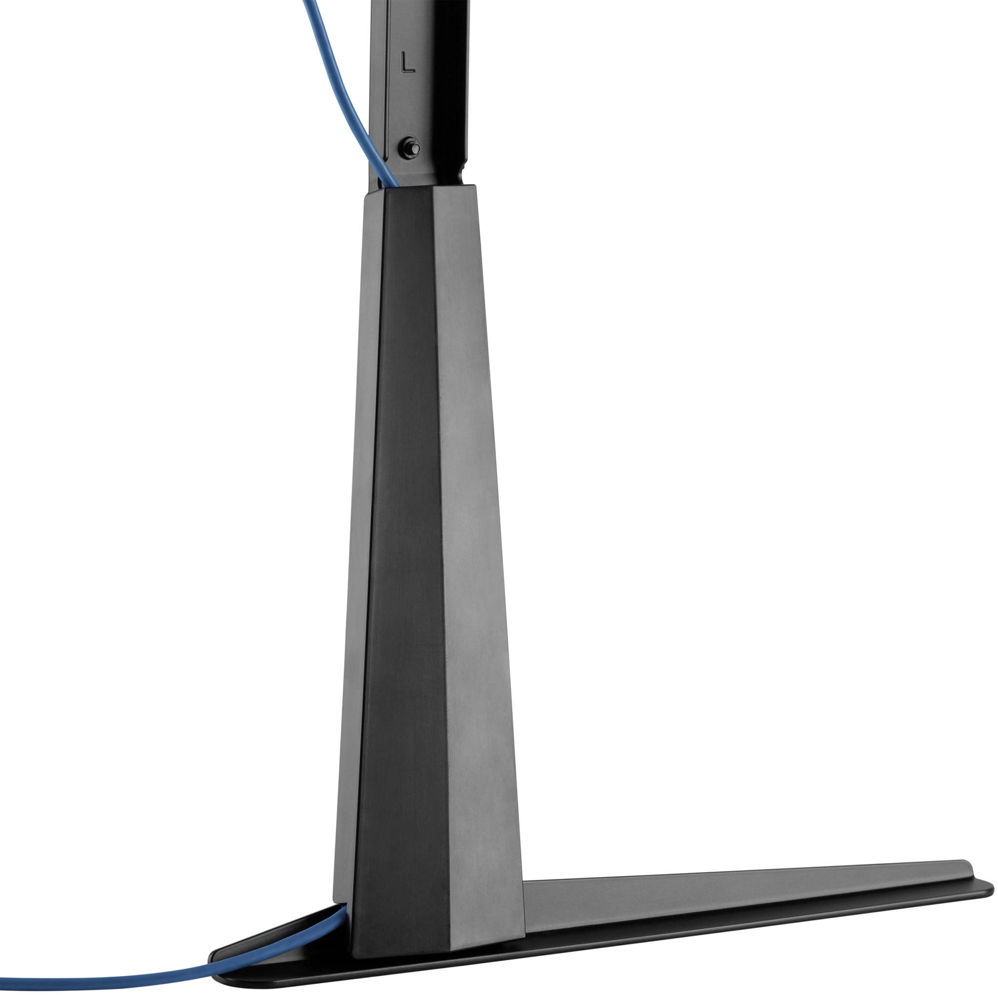 Ein schwarzer TV-Ständer mit L-förmiger Basis und einem blauen Kabel, das entlang der Rückseite verläuft.