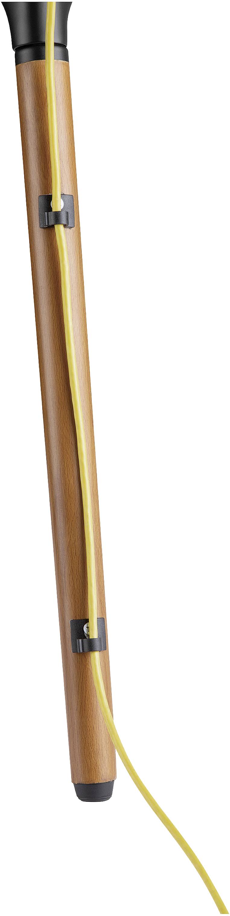 Ein Holzstock mit gelbem Kabel, das entlang seiner Länge befestigt ist, zeigt eine Methode zur Kabelverwaltung oder -verkleidung.