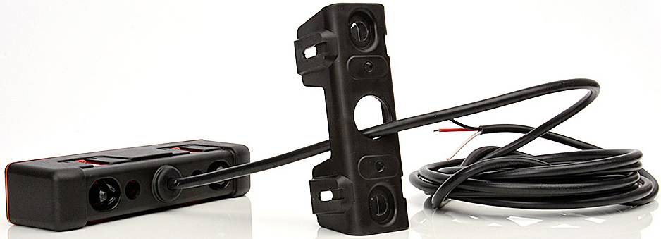 Schwarze Rückfahrkamera mit Kabel und rechteckigem Gehäuse, geeignet für Fahrzeugmontage. erinnert an ein Parkassistenzgerät.