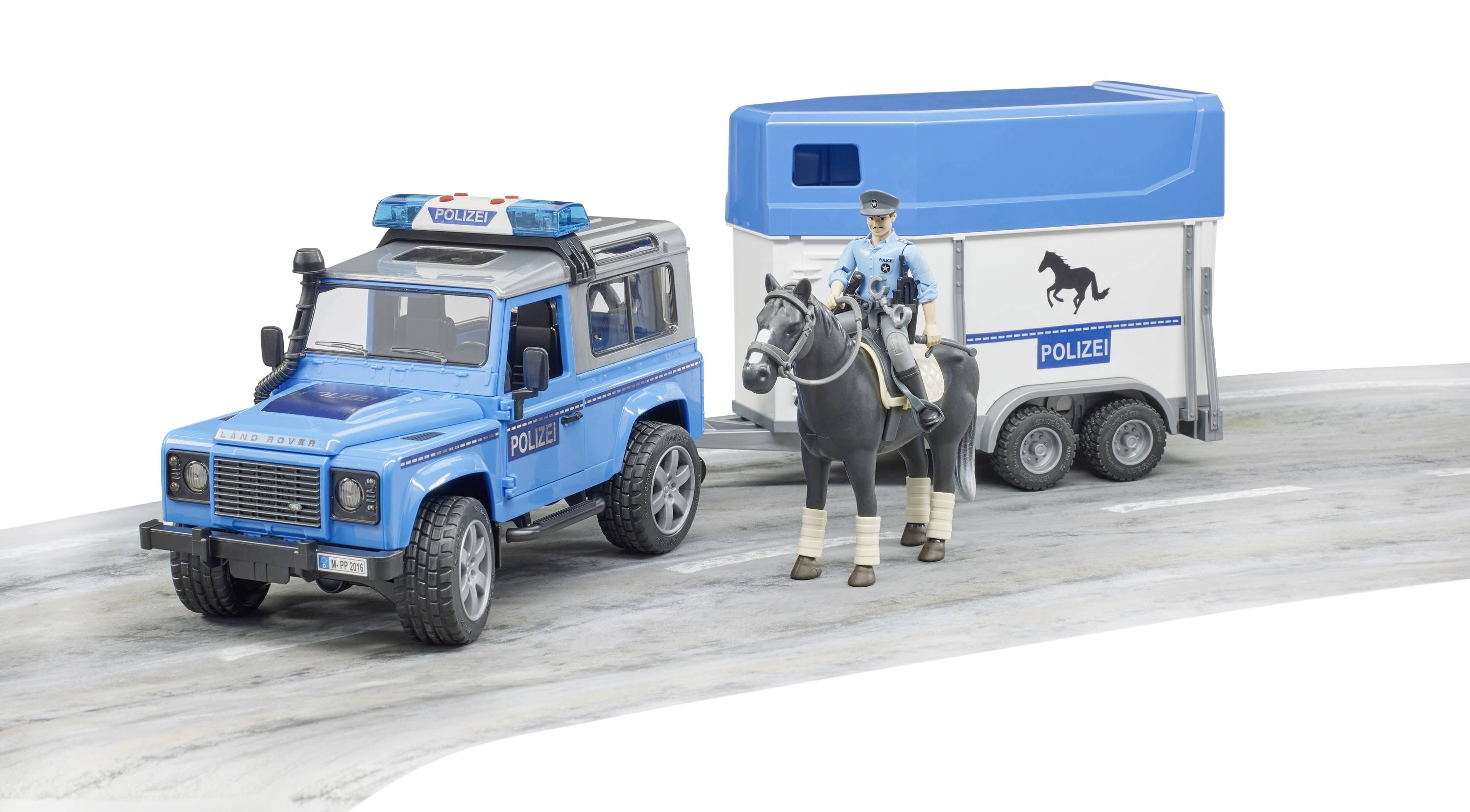 Polizeiauto mit Anhänger und Pferd. Ein Polizist in Uniform sitzt auf dem Pferd. Modellfahrzeug auf einer Straße.