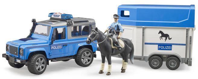Polizei-Geländewagen mit blauem Pferdeanhänger. Figur eines Polizisten auf einem schwarzen Pferd daneben. Spielzeugmodell.