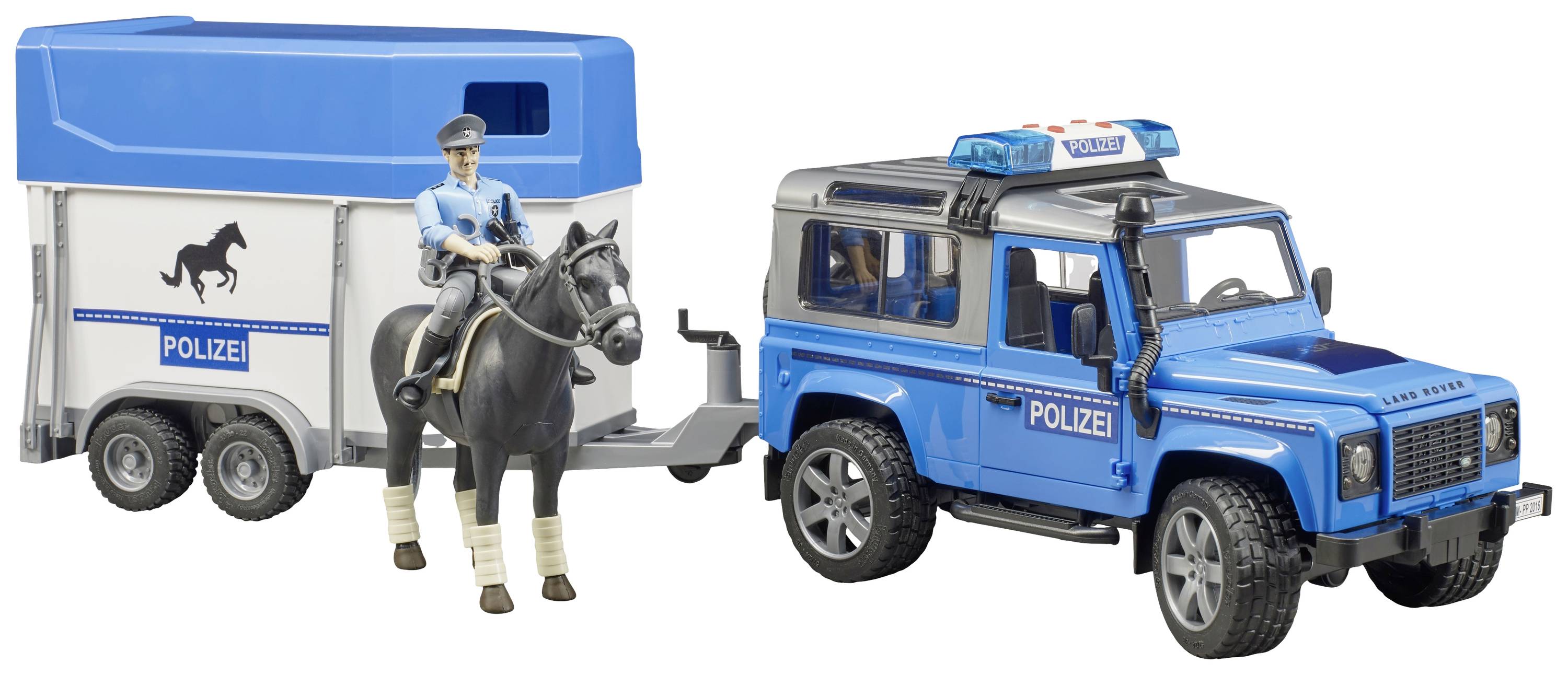 Polizeiwagen zieht einen Anhänger mit Pferd. Ein Polizeibeamter in Uniform sitzt auf dem Pferd.