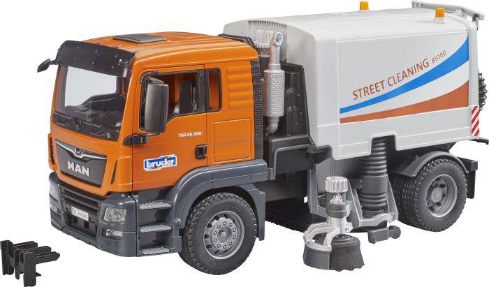 Ein Spielzeug-Müllfahrzeug mit rot-orangefarbener Fahrerkabine und weißem Aufbau, beschriftet mit 'Street Cleaning'.