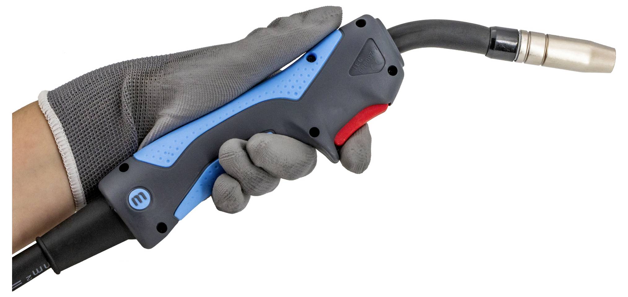 Behandschuhte Hand hält einen Schweißbrenner mit blauem und schwarzem Griff und Kupferdüse, dargestellt vor weißem Hintergrund.