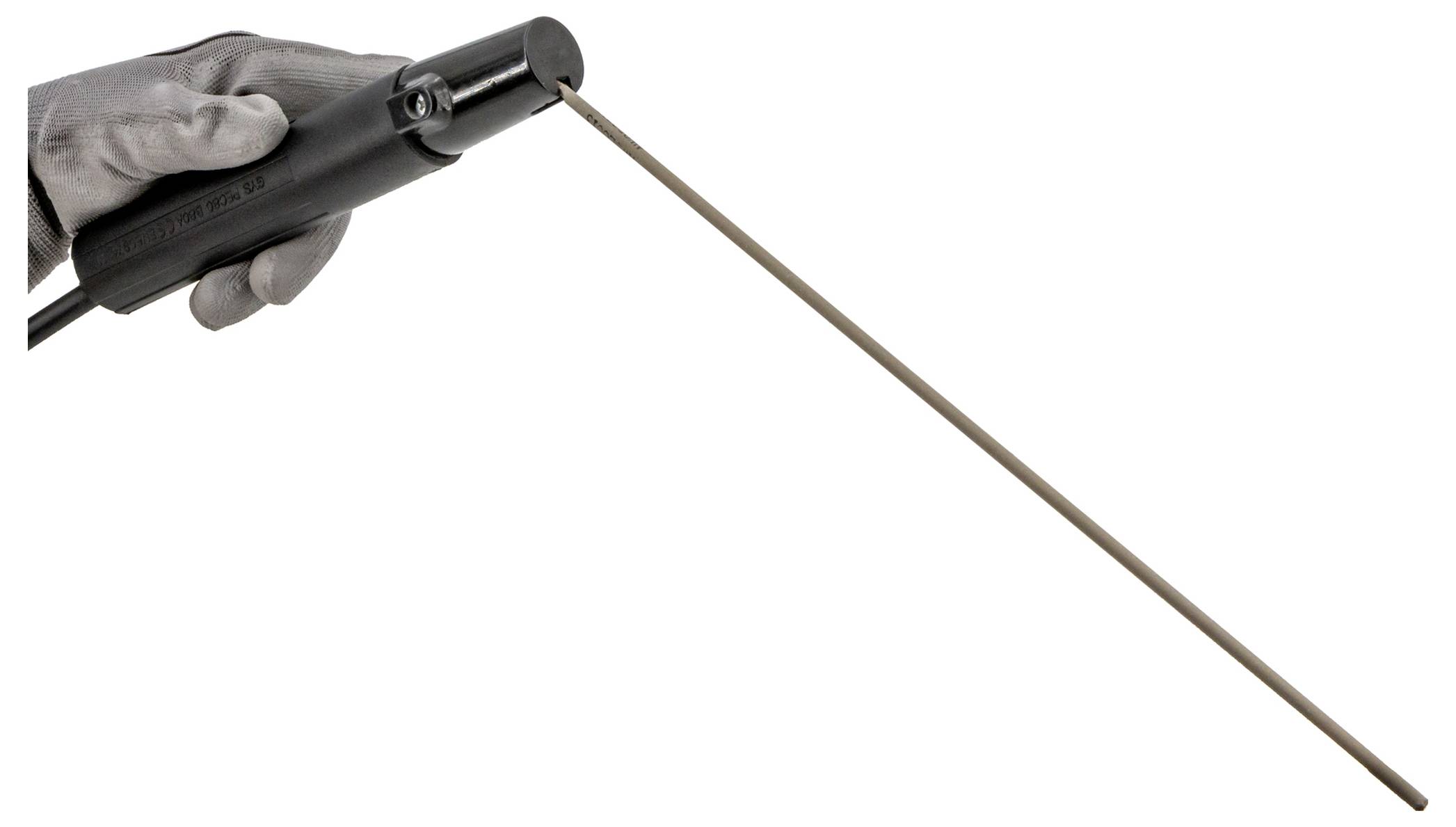 Behandschuhte Hand, die eine schwarze Schweißbrenner mit einer langen abgewinkelten Metallelektrode vor weißem Hintergrund hält.