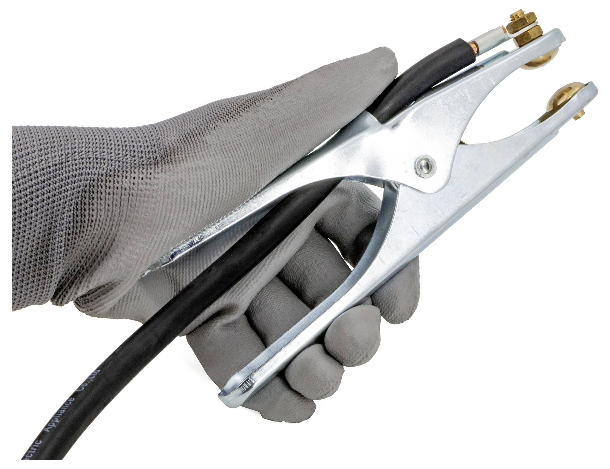 Behandschuhte Hand, die ein Kabel mit einer Metallerdungsklemme am Ende hält.