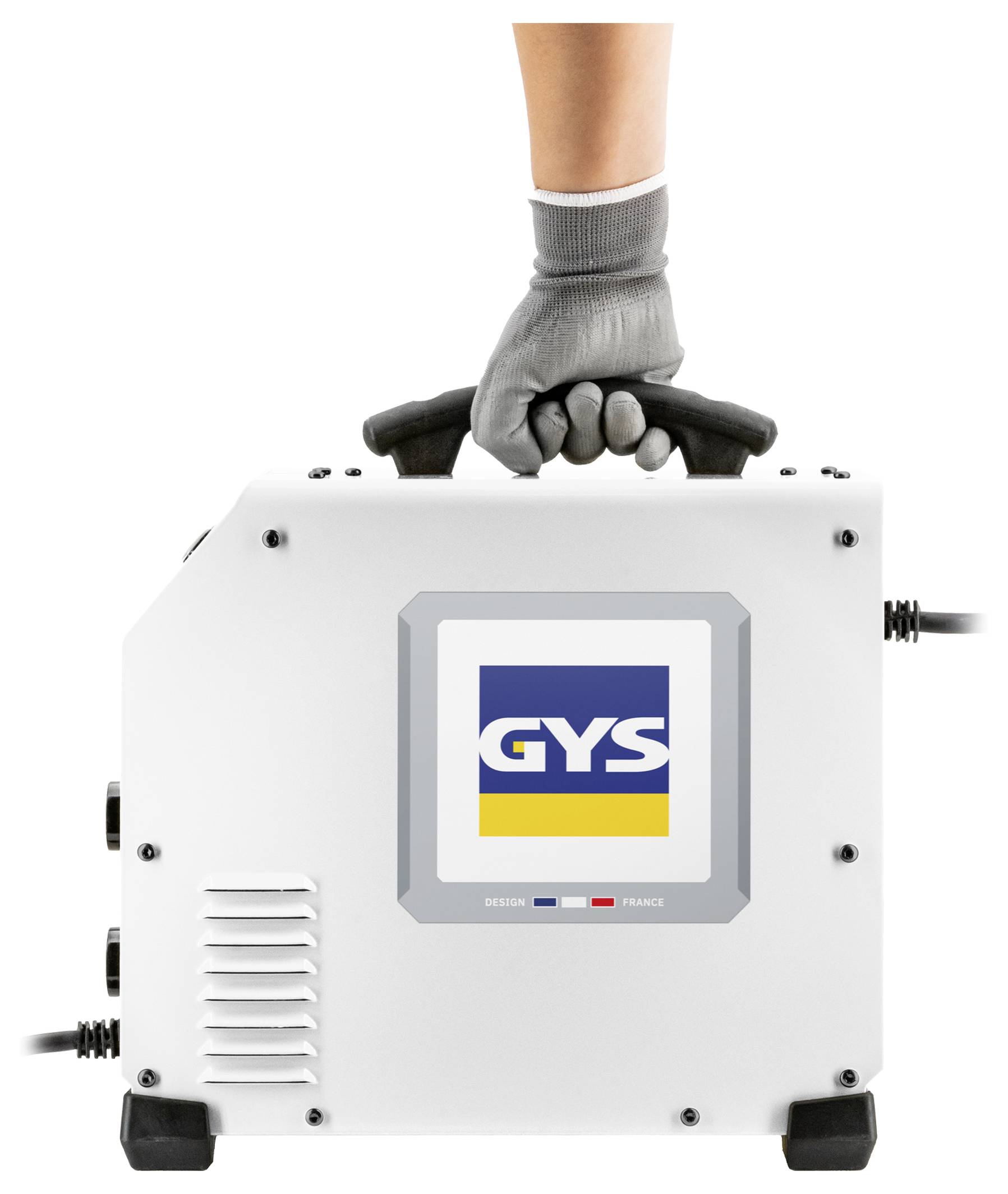 Behandschuhte Hand trägt eine weiße GYS-Schweißmaschine mit oberem Griff, dargestellt vor einem einfachen Hintergrund.
