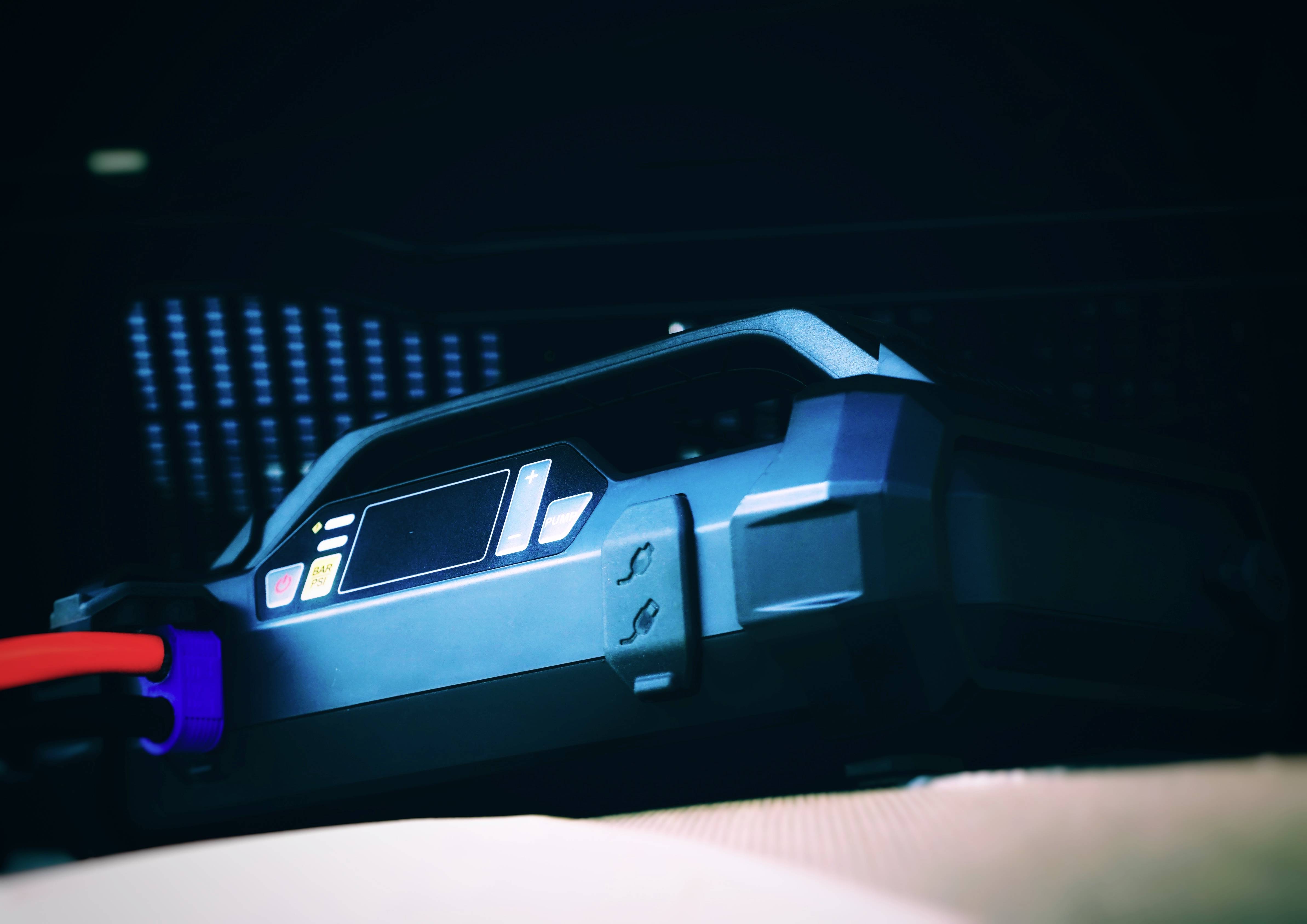 Schnellstartsystem Lokithor GRPJST002 Starthilfestrom (12 V)=1000 A Arbeitsleuchte, Kompressor, Lade- und Aufbewahrungsstation, Ladezustandsanzeige