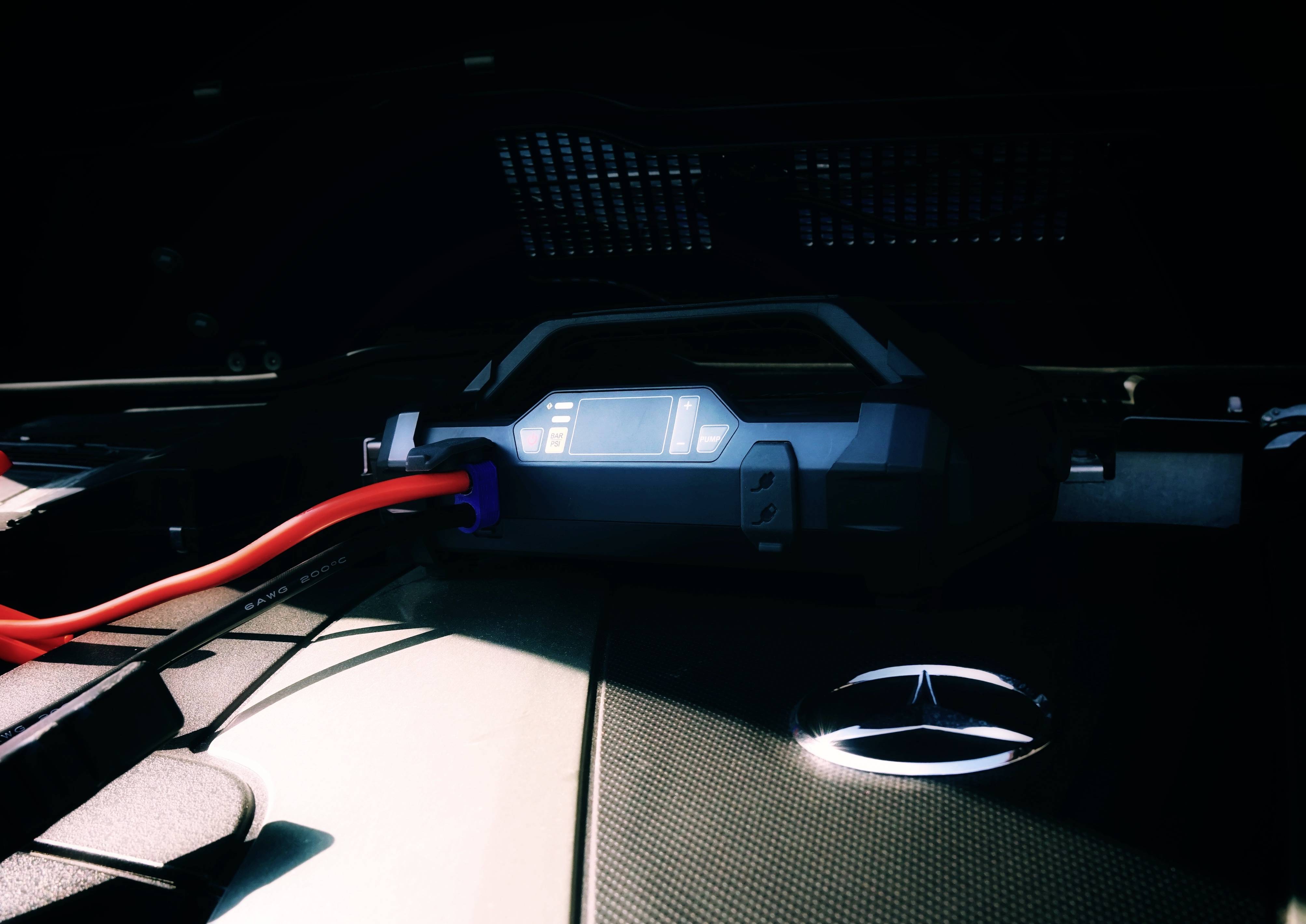 Schnellstartsystem Lokithor GRPJST002 Starthilfestrom (12 V)=1000 A Arbeitsleuchte, Kompressor, Lade- und Aufbewahrungsstation, Ladezustandsanzeige