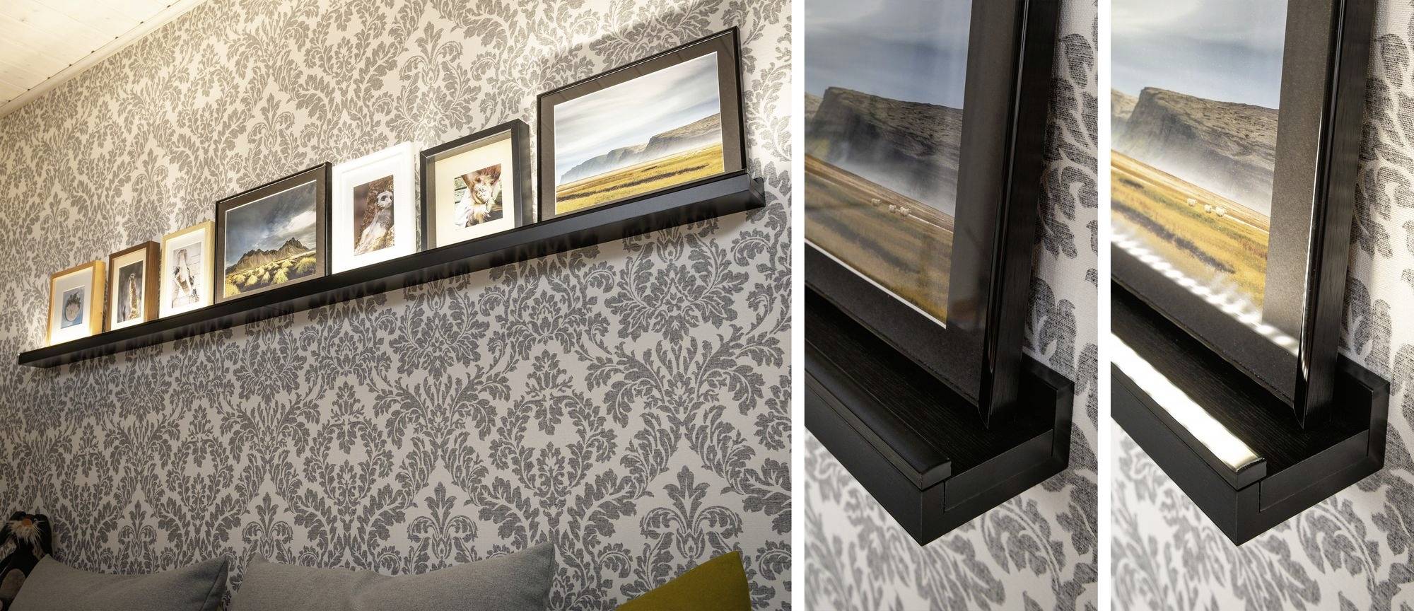Bilderleiste mit mehreren gerahmten Fotos und Gemälden an einer gemusterten Tapetenwand, teilweise unscharf, zeigt Landschaften und Porträts.