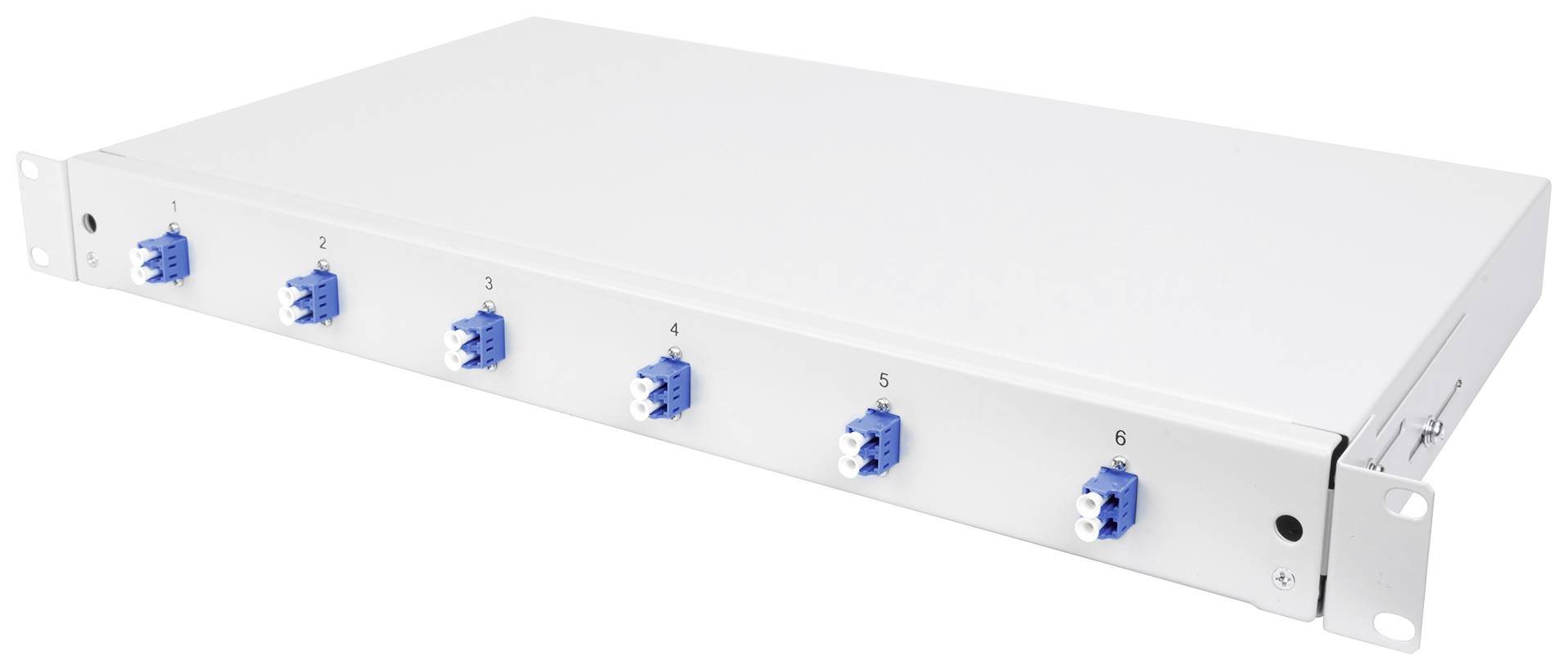 Ein weißes Rackpanel mit sechs nummerierten blauen Faseranschlüssen auf der Vorderseite, geeignet für Glasfaserverbindungen.