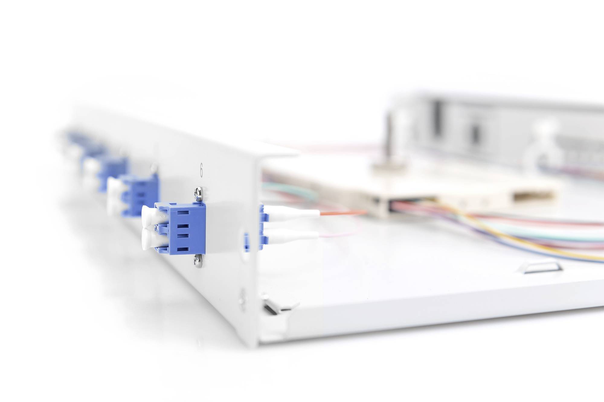 LWL-Verteilerkasten: Nahaufnahme der Faserkabel und Anschlüsse, zeigt die Komplexität der Netzwerkverbindungen deutlich.