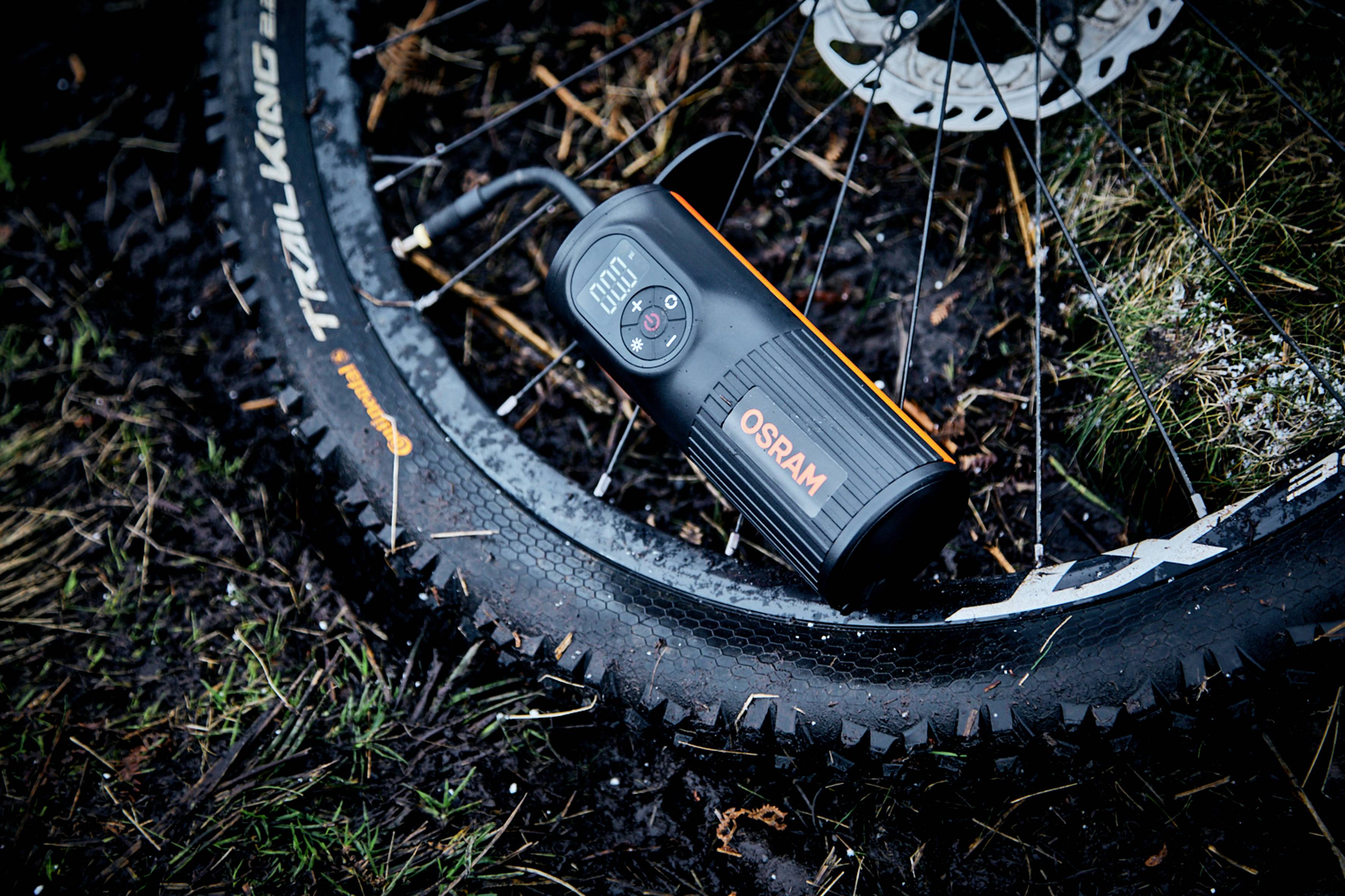 Osram Automotive OTIR2000 Kompressor TYREinflate 2000 8.3 bar Aufbewahrungs-Box/-Tasche, Digitales Display, mit Arbeitslampe