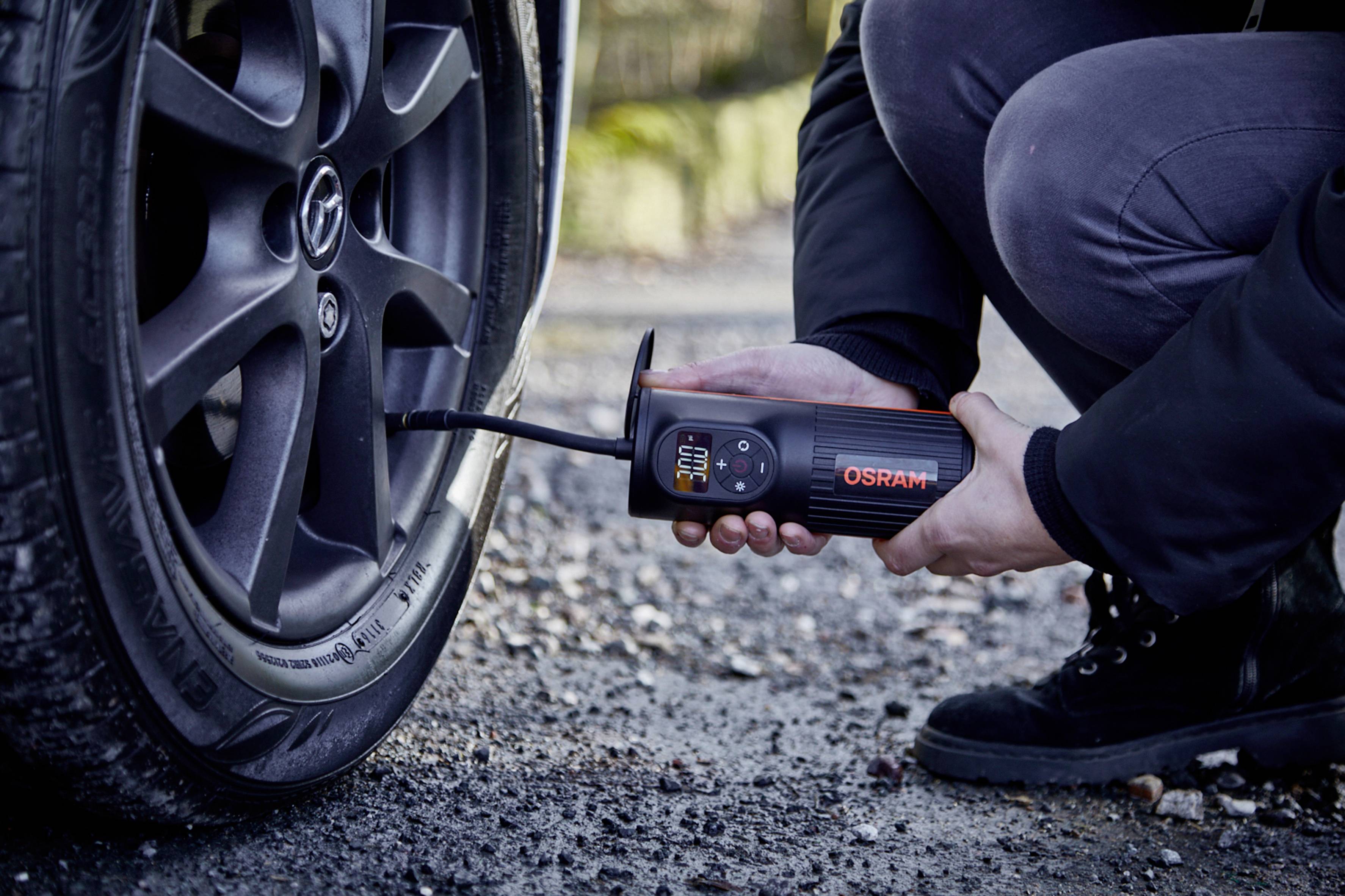 Osram Automotive OTIR2000 Kompressor TYREinflate 2000 8.3 bar Aufbewahrungs-Box/-Tasche, Digitales Display, mit Arbeitslampe