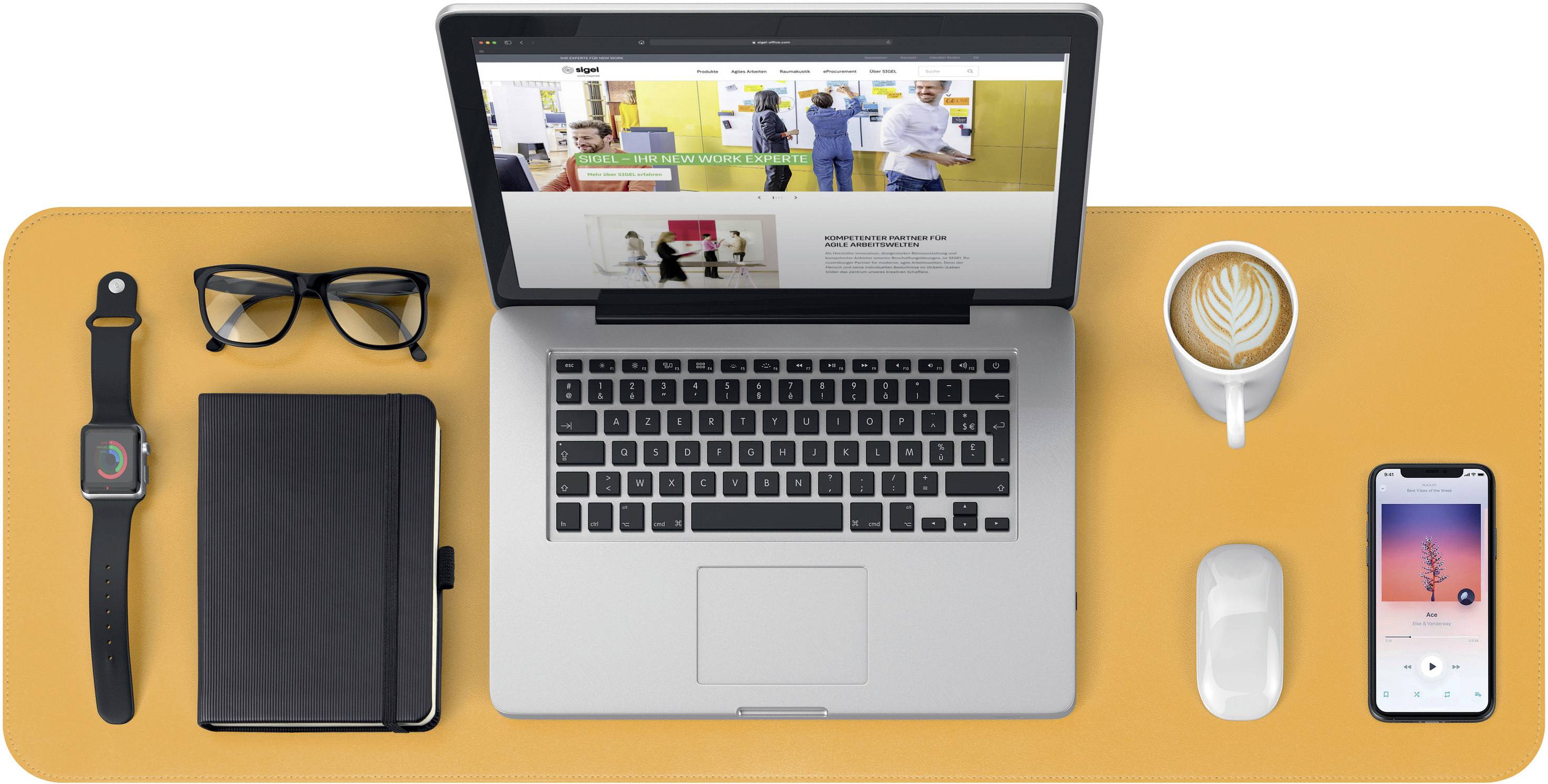 Laptop auf orangem Tisch, geöffnet mit Webseite. Daneben Brille, Smartwatch, Notizbuch, Kaffeetasse, Maus und Smartphone.