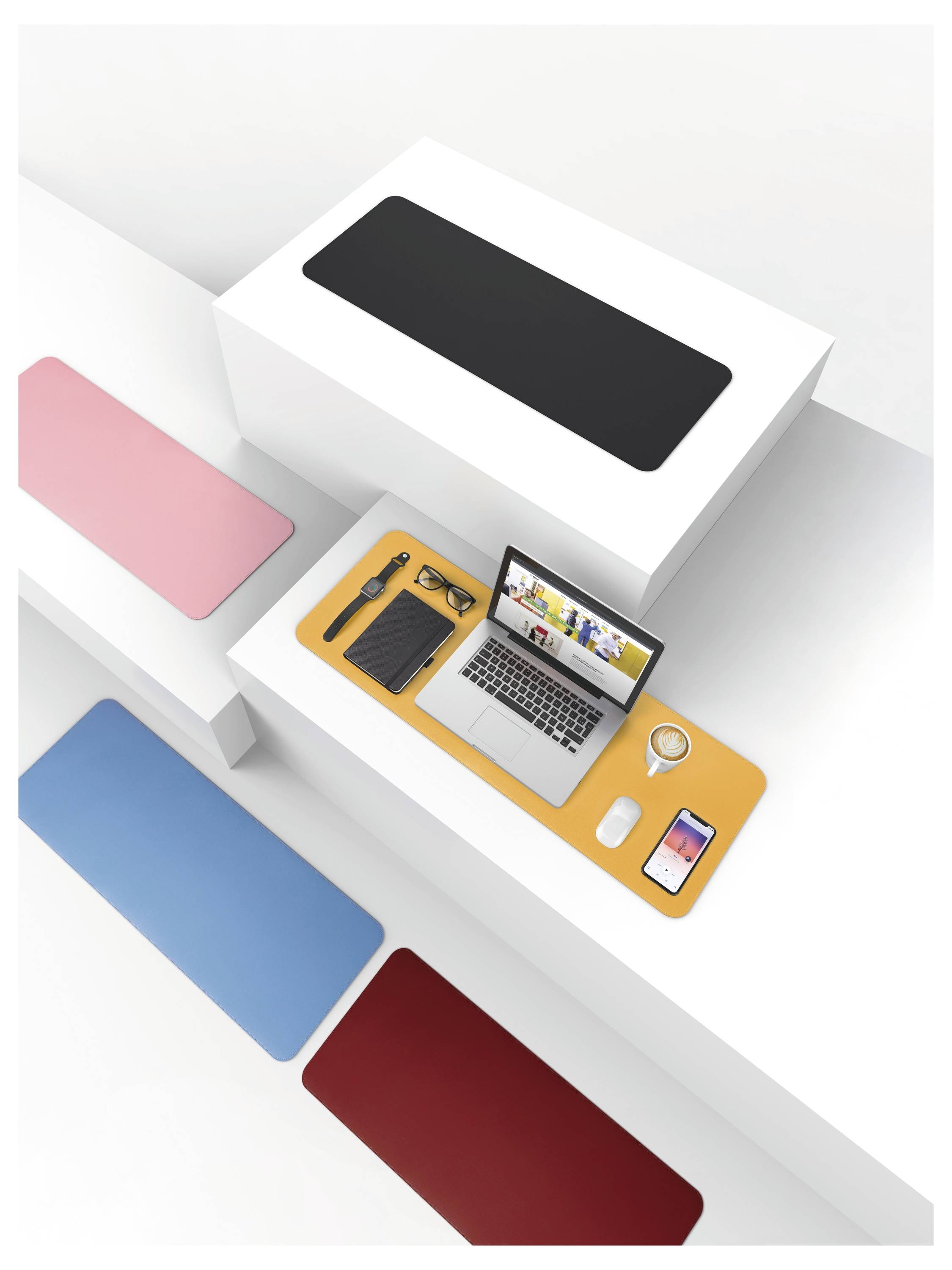 Draufsicht-Illustration eines Laptops auf einem orangefarbenen Schreibtisch mit einem Telefon, einer Maus und einer Tasse, umgeben von farbenfrohen Sitzbausteinen in einem modernen Arbeitsbereich.
