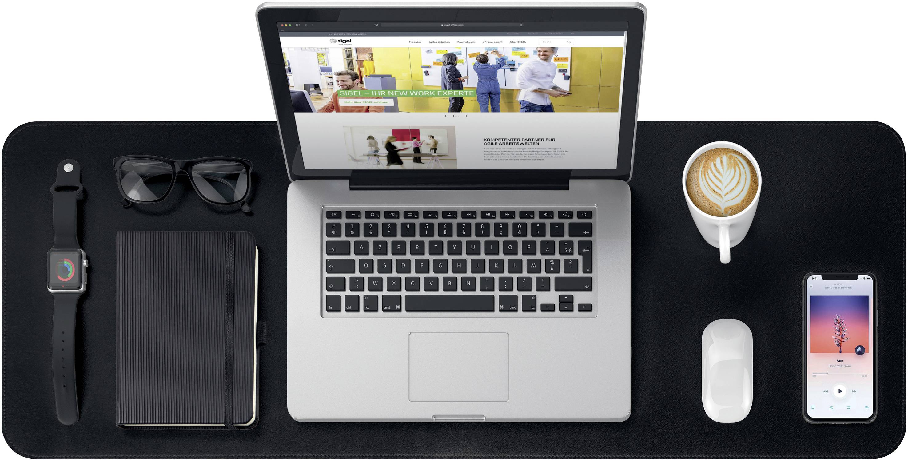 Ein aufgeräumter Schreibtisch mit Laptop, Kaffeetasse, Smartphone, Notizbuch, Brille, Uhr und Maus. Der Laptop zeigt eine Website an.