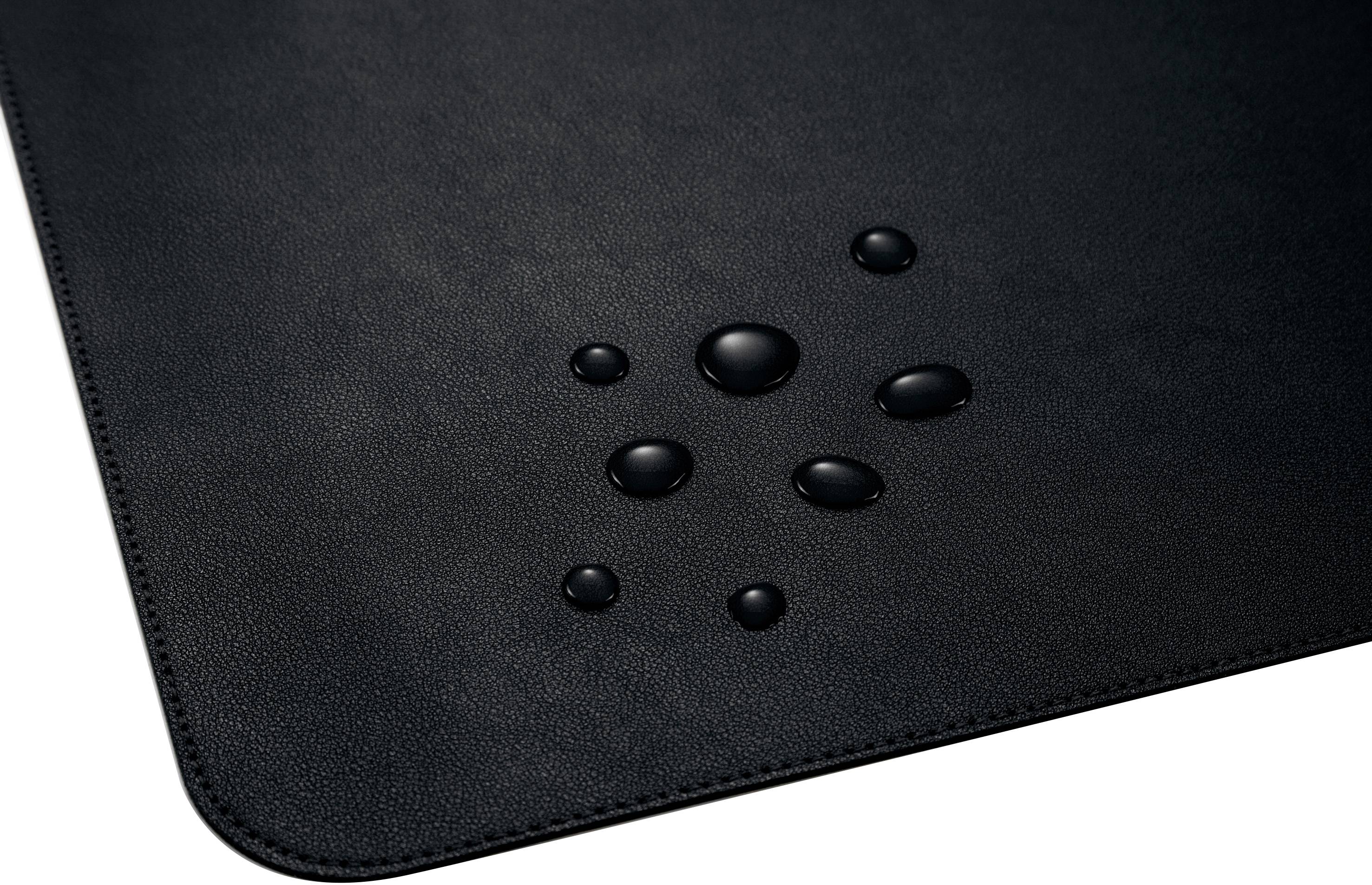 Eine schwarze Oberfläche mit mehreren Wassertropfen, die auf dem Material sichtbar sind, zeigt Wasserabweisung an.