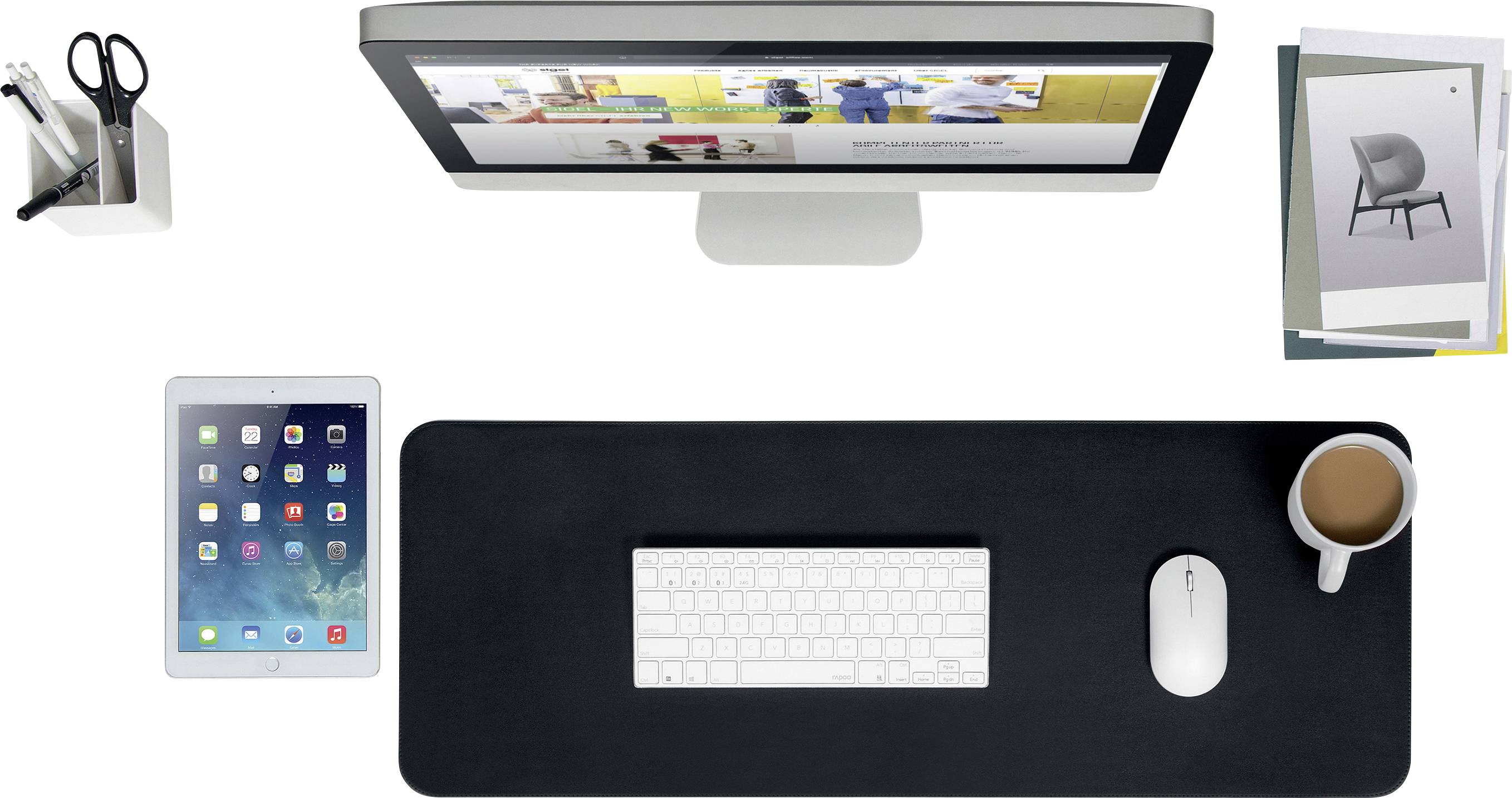 Schreibtisch mit schwarzer Matte, Computer, Tastatur, Maus, Tablet, Tasse mit Getränk, Stifteköcher und Papierstapel mit Stuhlabbildung.