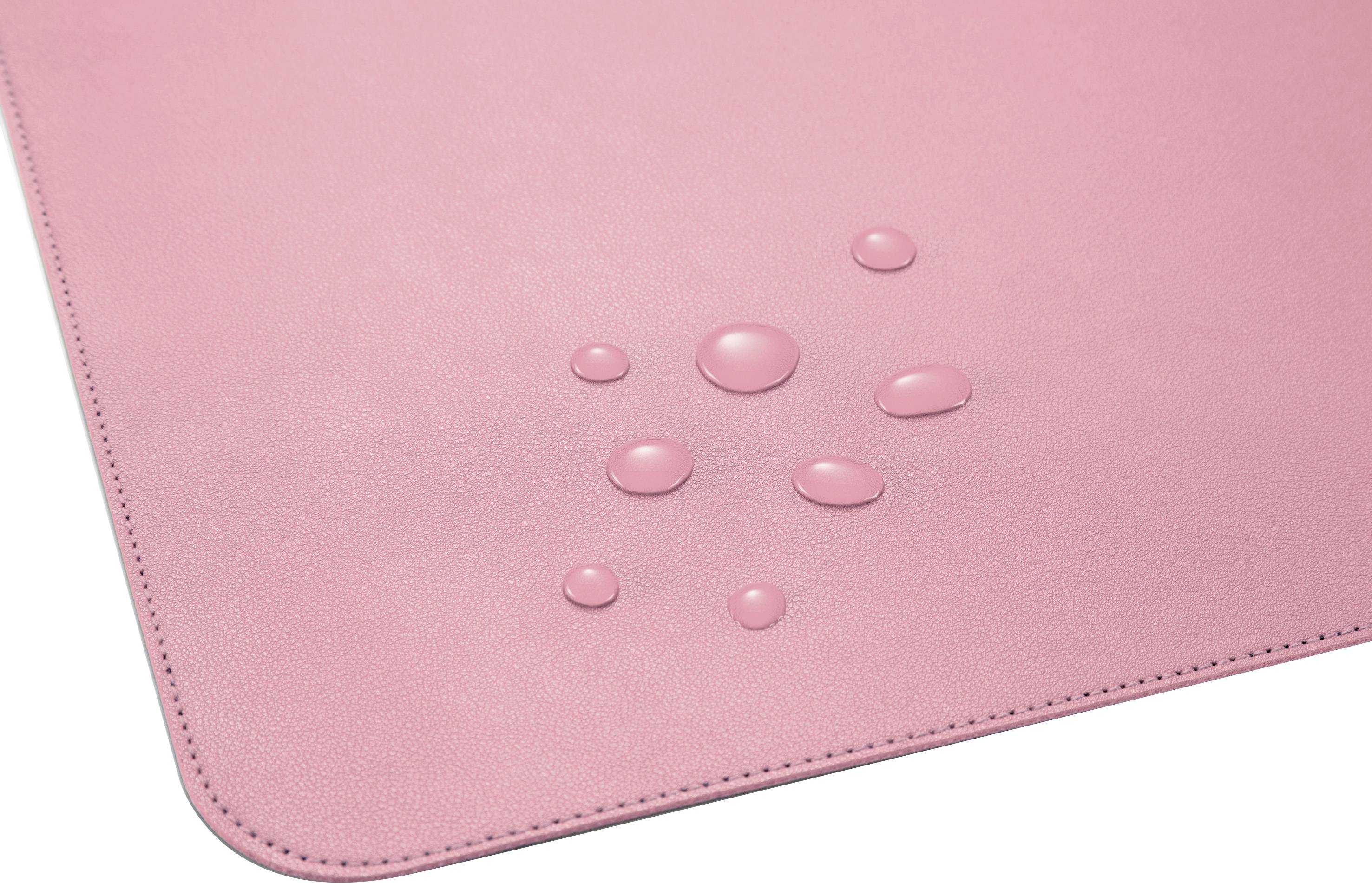 Wasserabweisende rosa Oberfläche mit mehreren Wassertropfen verteilt auf der rechten Seite.